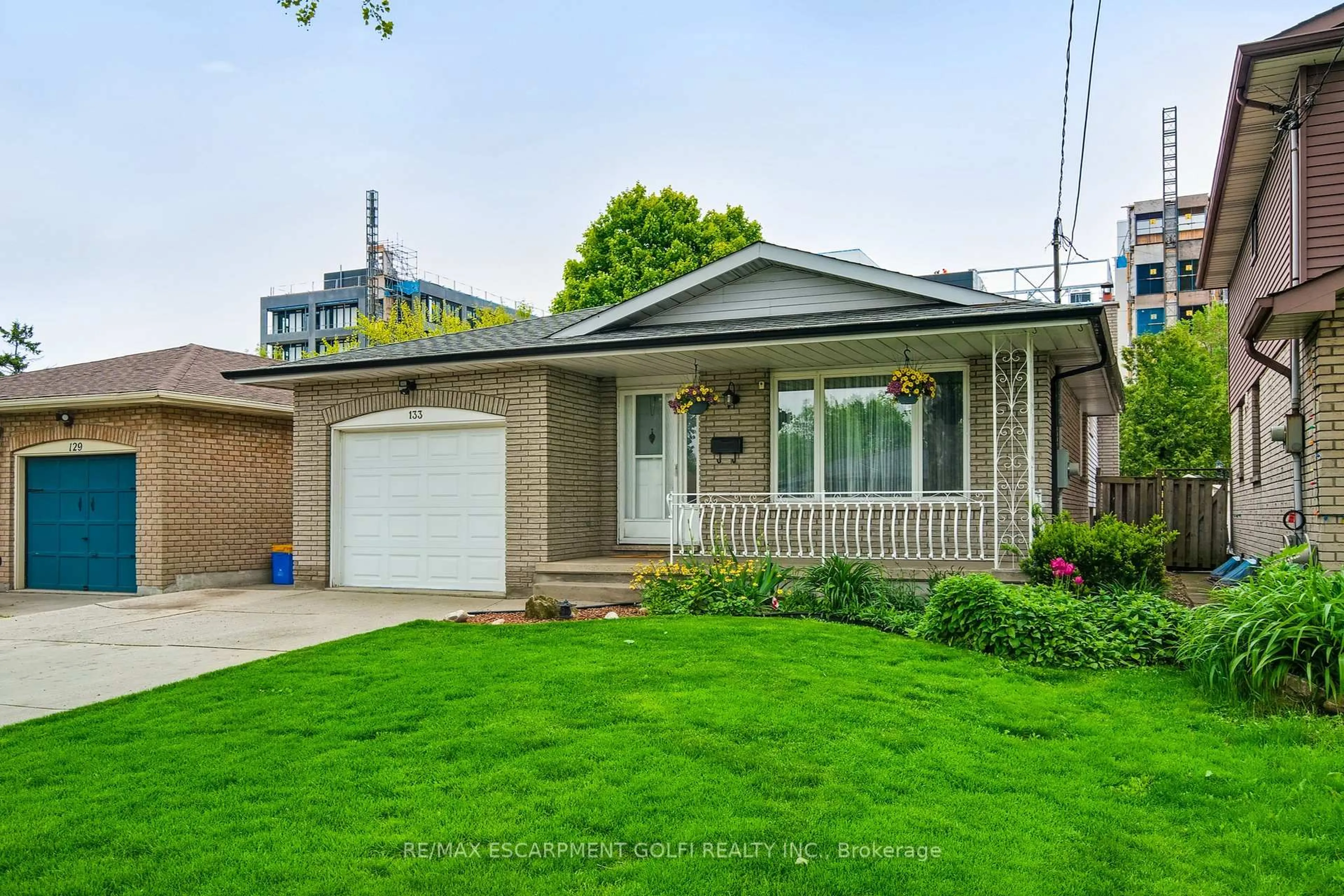 Home with brick exterior material, street for 133 East 8th St, Hamilton Ontario L9A 4Y7