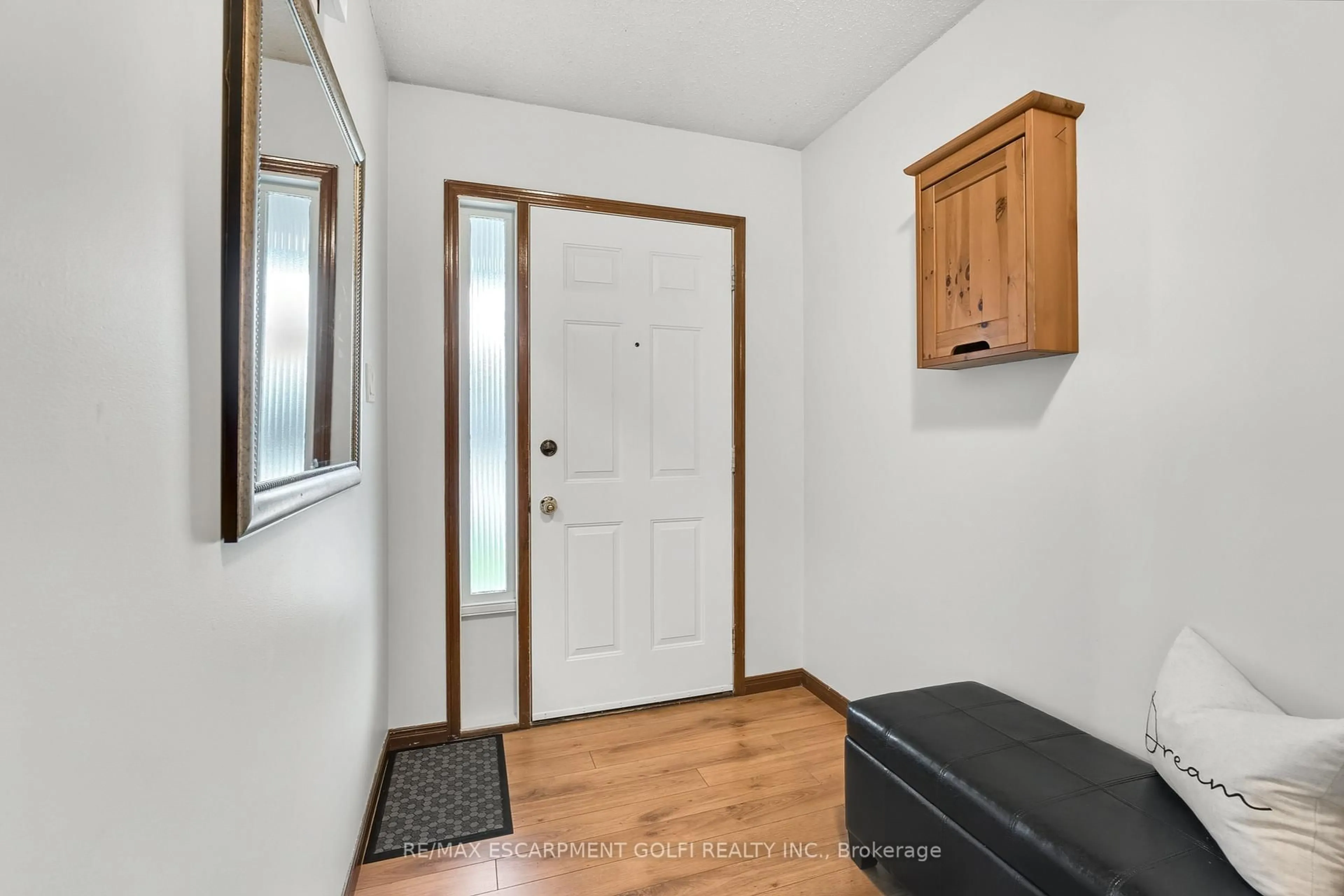Indoor entryway for 133 East 8th St, Hamilton Ontario L9A 4Y7