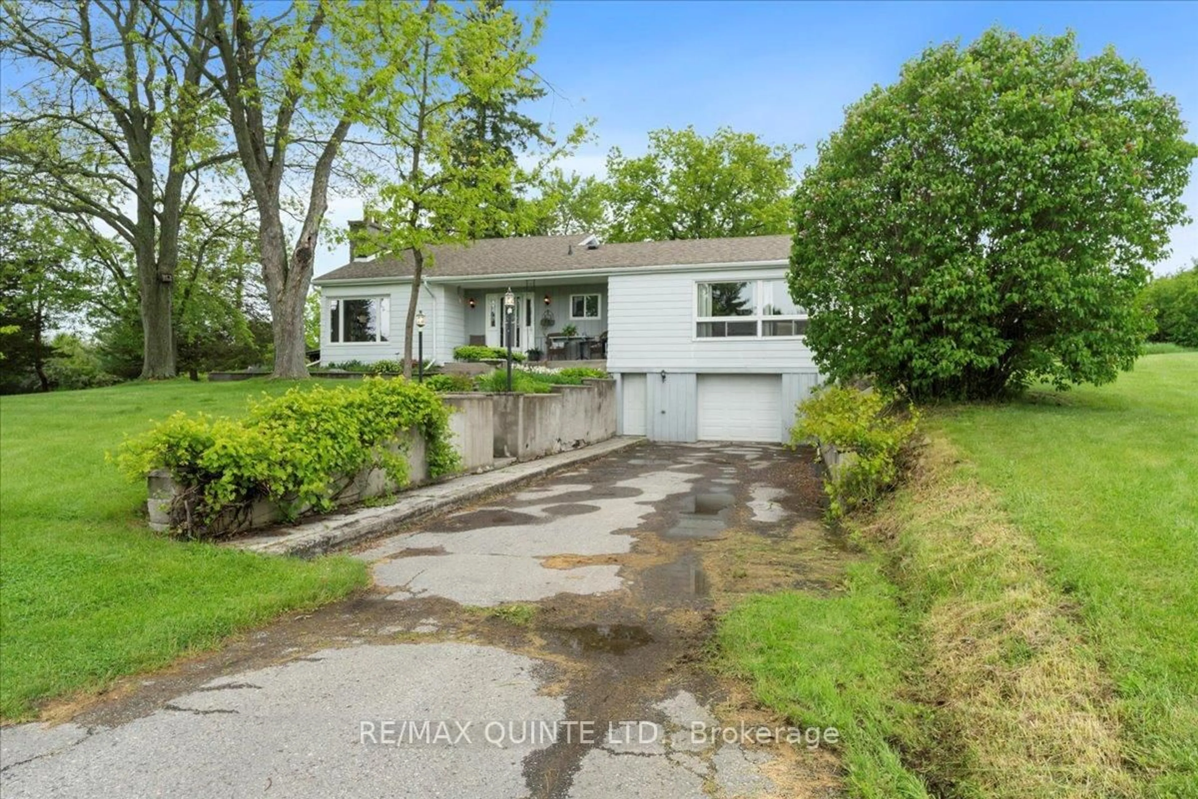 A pic from outside/outdoor area/front of a property/back of a property/a pic from drone, street for 404 Bridge St, Belleville Ontario K8N 4Z2