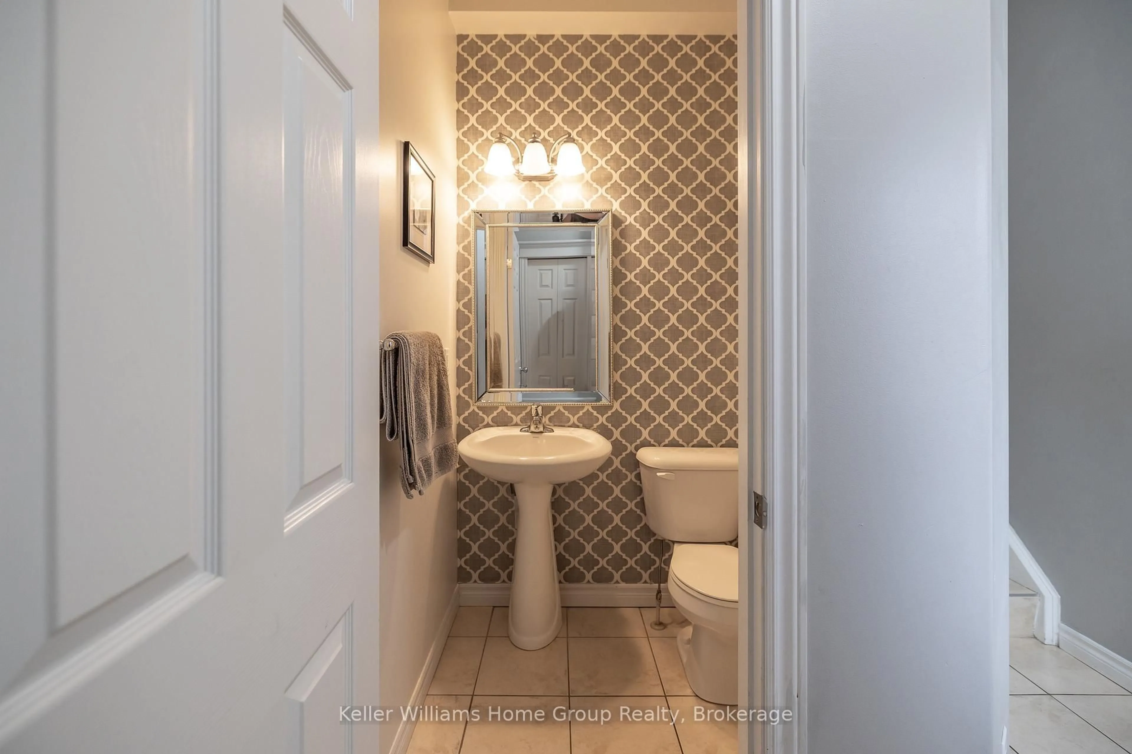 Standard bathroom, ceramic/tile floor for 49 WASHBURN Dr, Guelph Ontario N1E 0B2