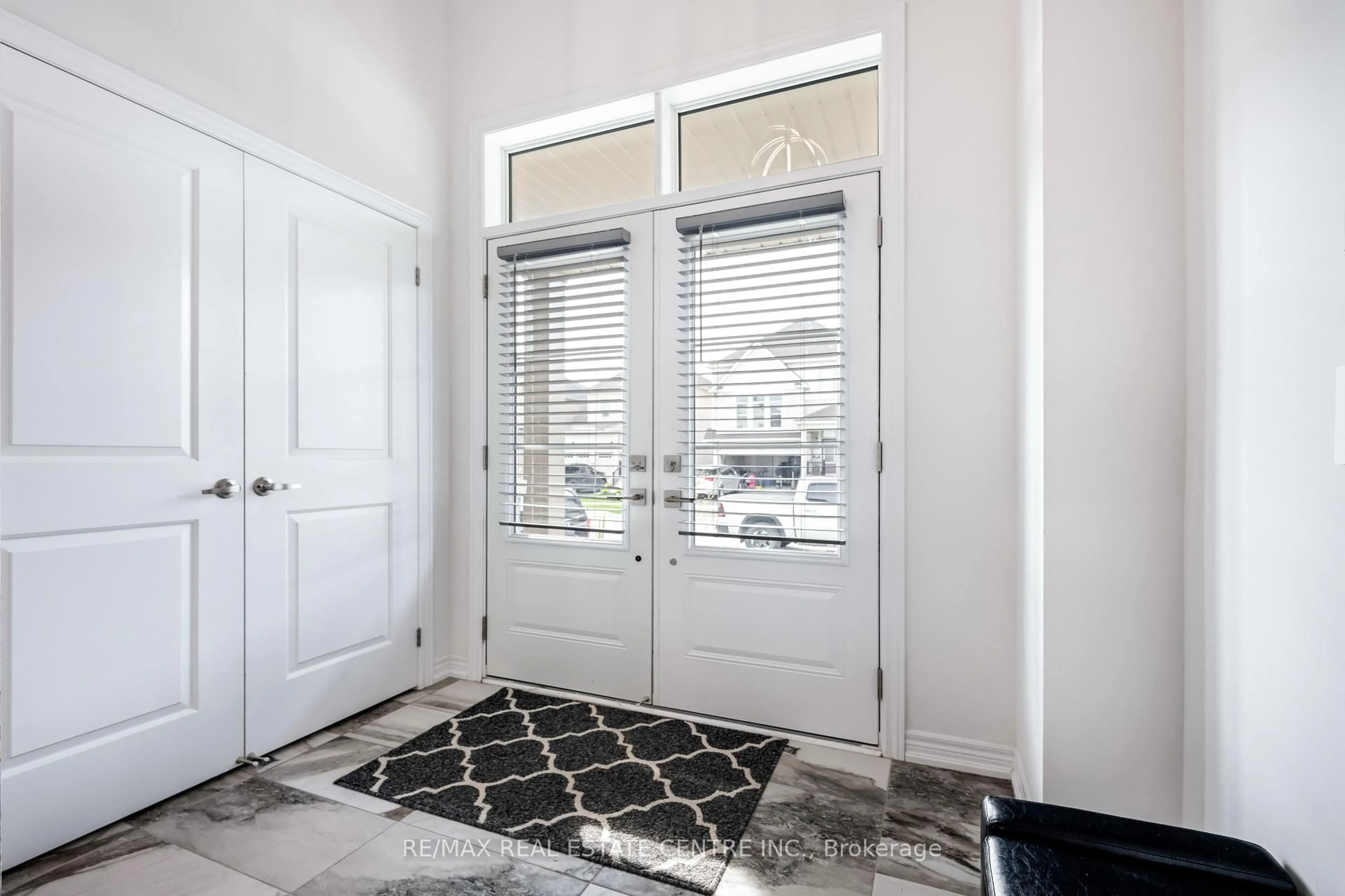 Indoor entryway for 58 Harpin Way, Centre Wellington Ontario N1M 0H8