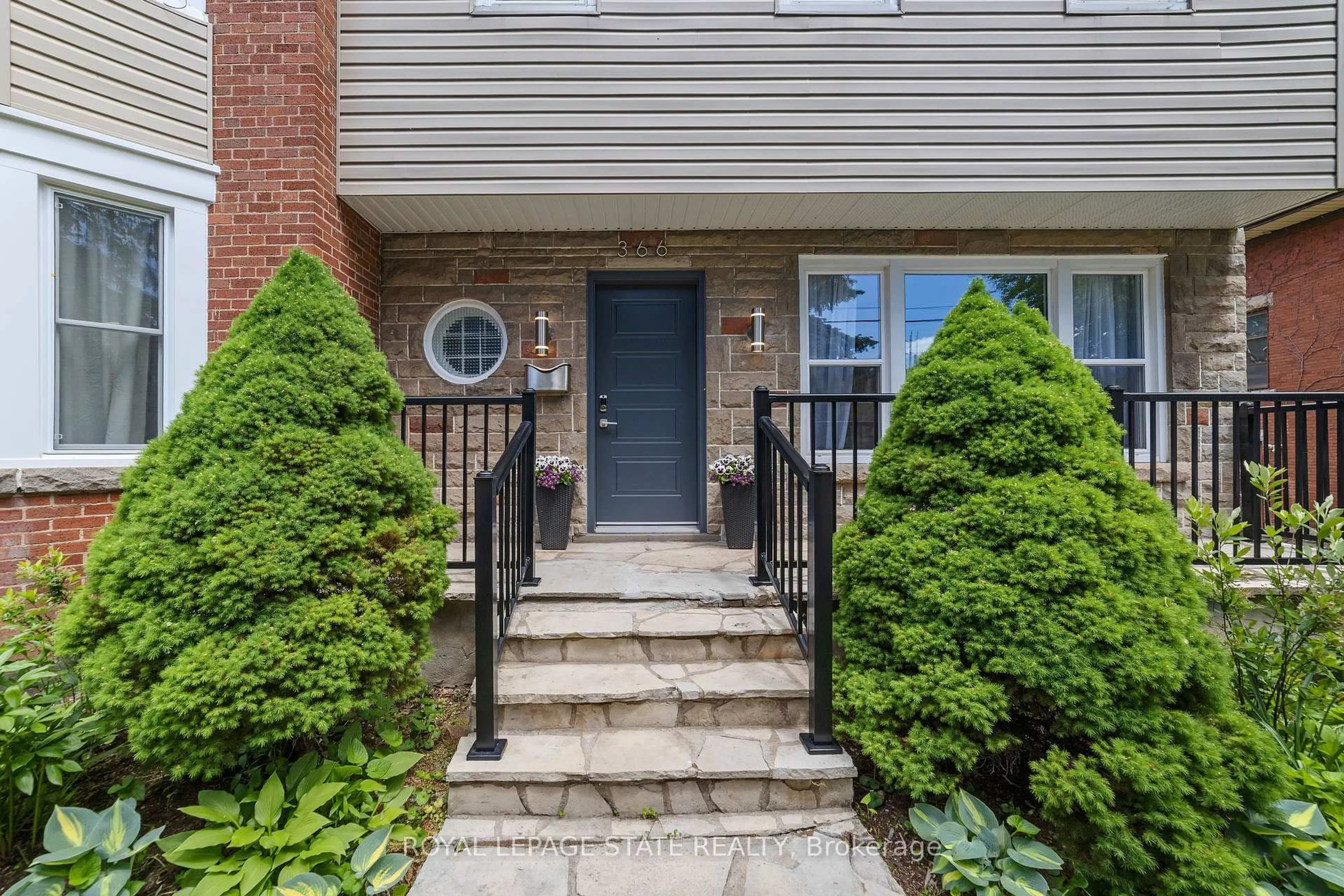 Indoor entryway for 366 Aberdeen Ave, Hamilton Ontario L8P 2R5