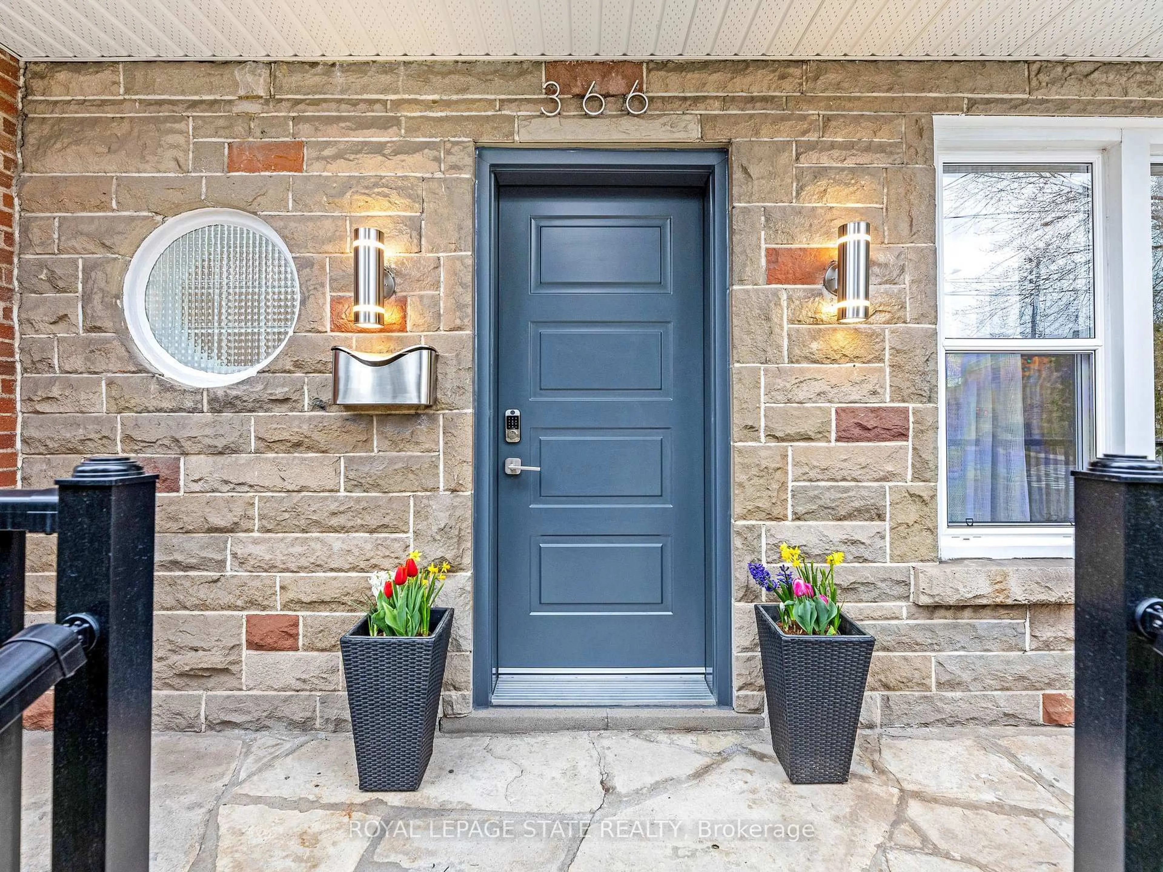 Indoor entryway for 366 Aberdeen Ave, Hamilton Ontario L8P 2R5