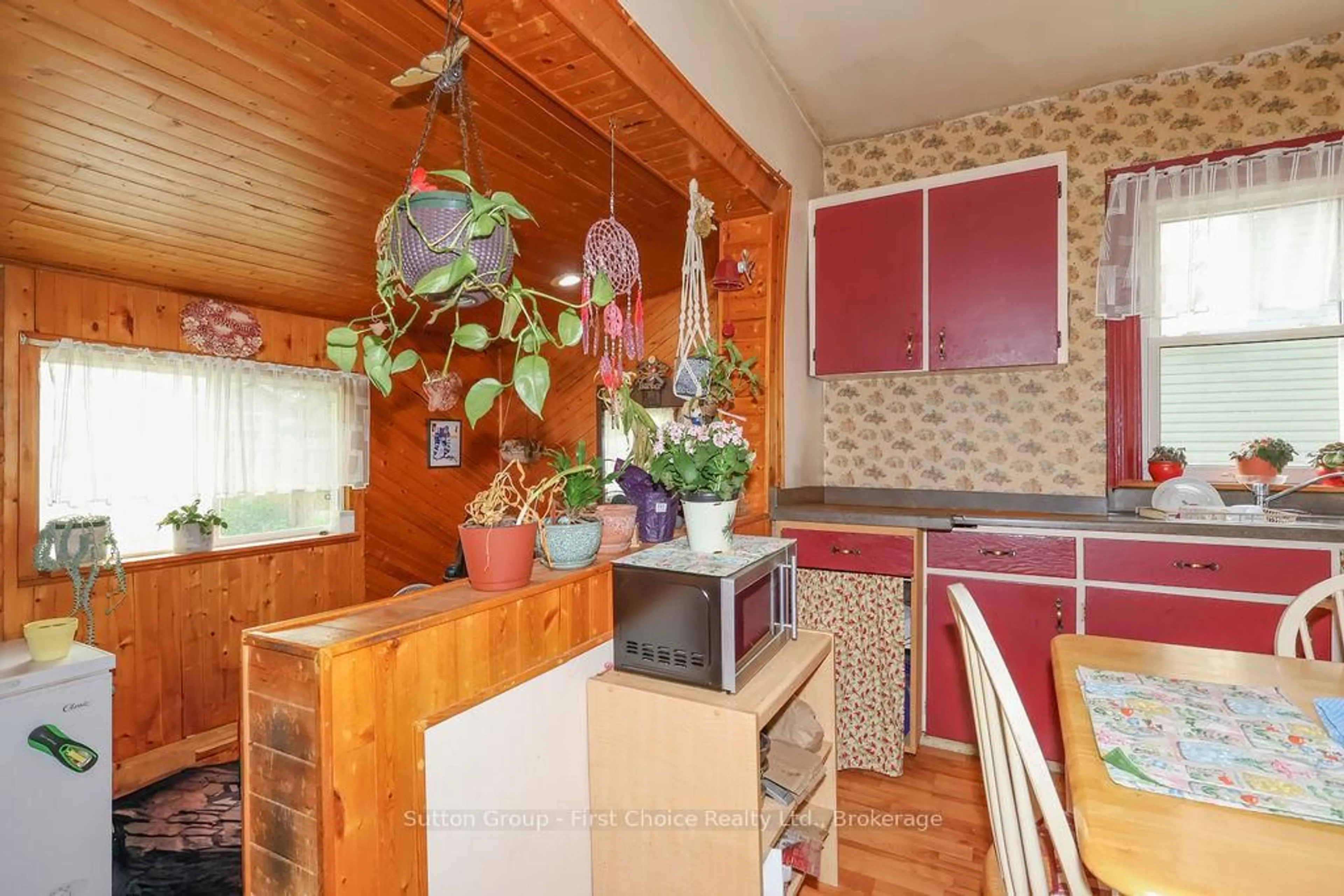 Standard kitchen, unknown for 26 Mowat St, Stratford Ontario N5A 2B7