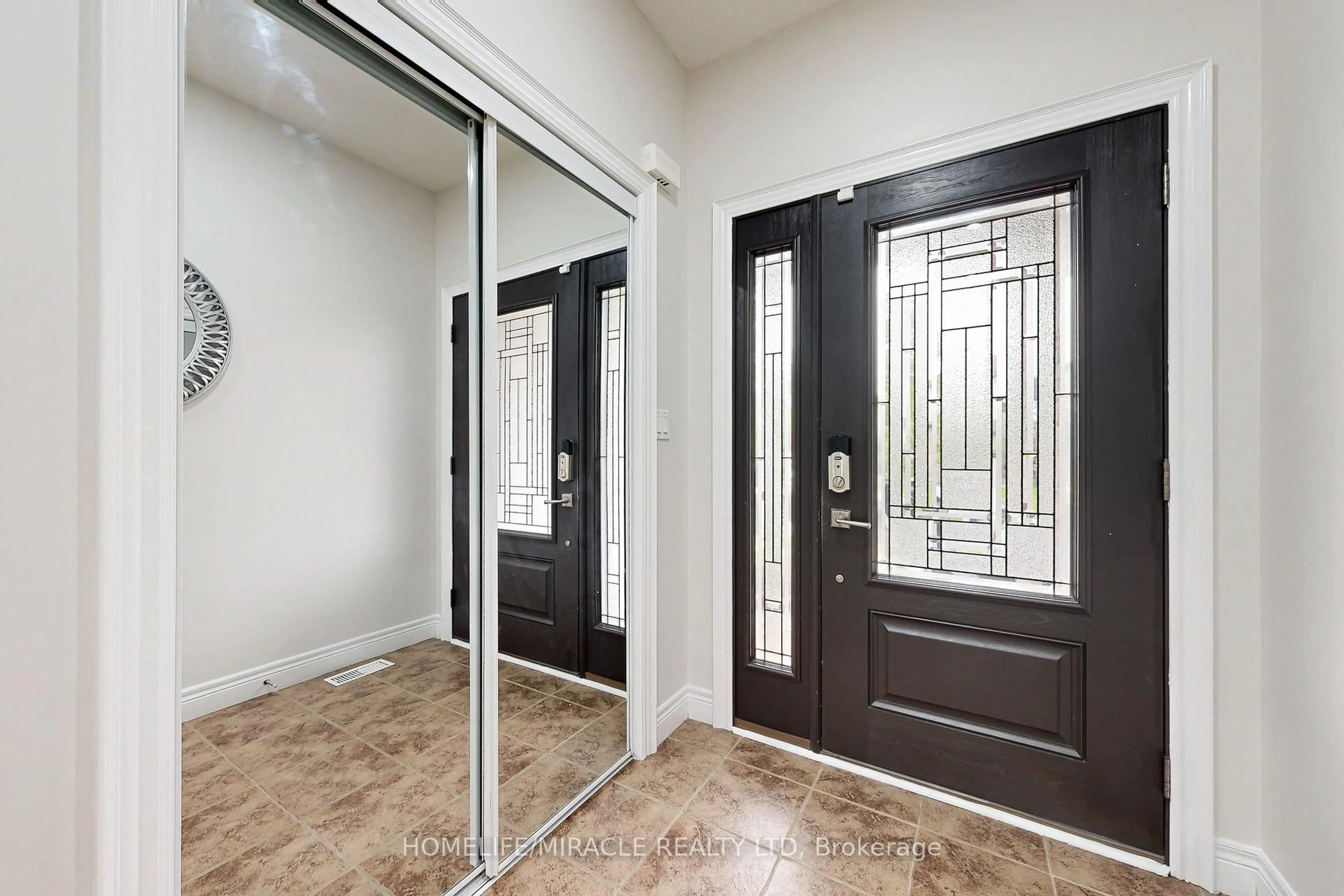 Indoor entryway for 79 Hinrichs Cres, Cambridge Ontario N1T 0A8