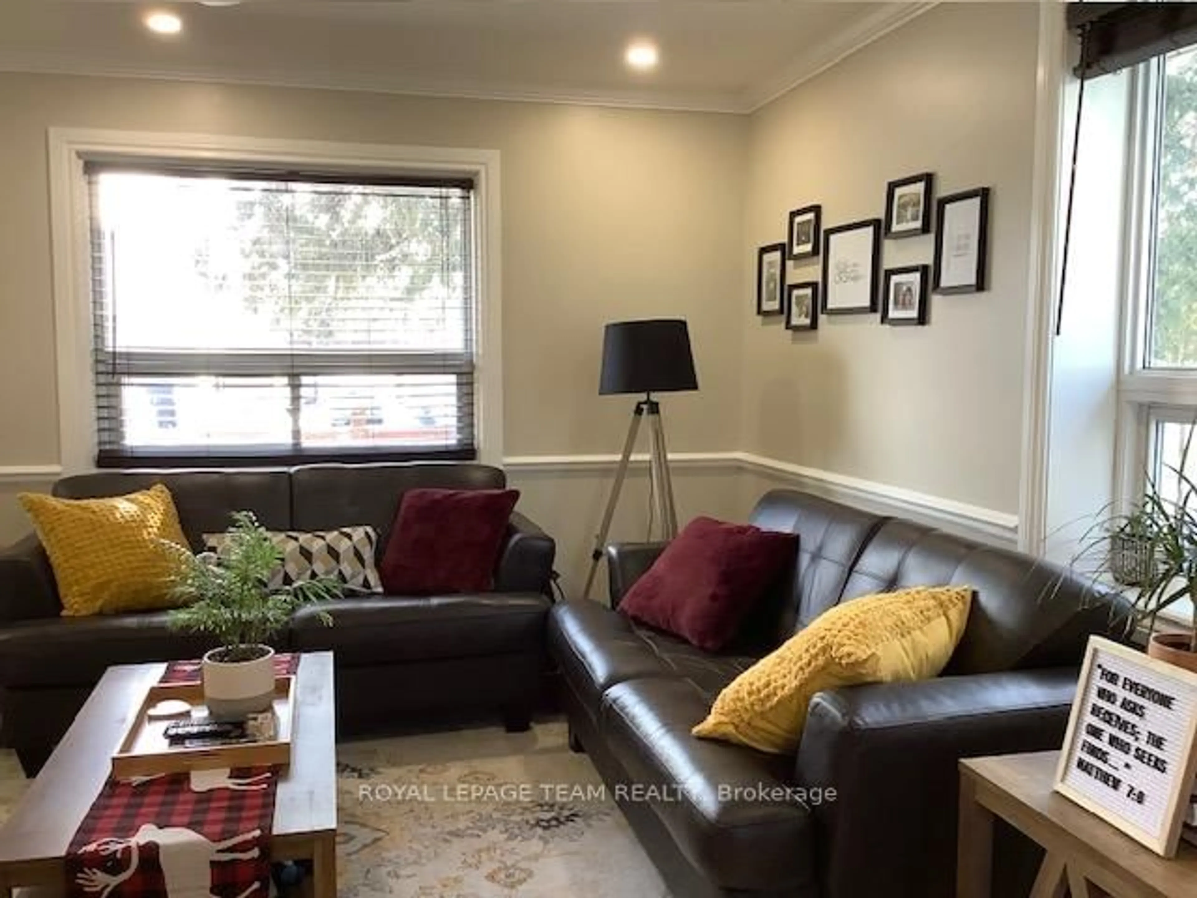 Living room with furniture, wood/laminate floor for 5425 Otto St, Osgoode Ontario K0A 2W0