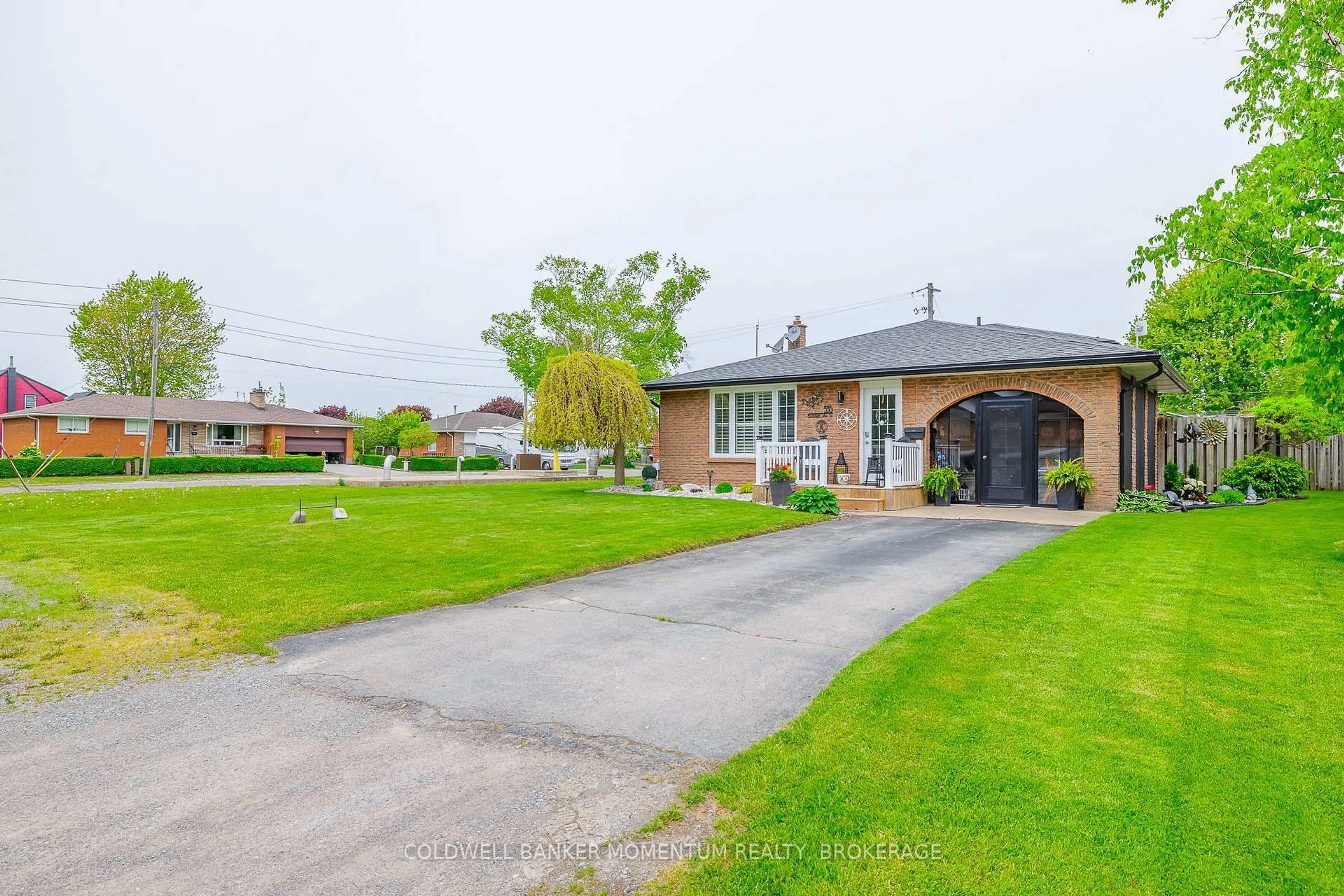 A pic from outside/outdoor area/front of a property/back of a property/a pic from drone, street for 535 Sugarloaf St, Port Colborne Ontario L3K 2P9