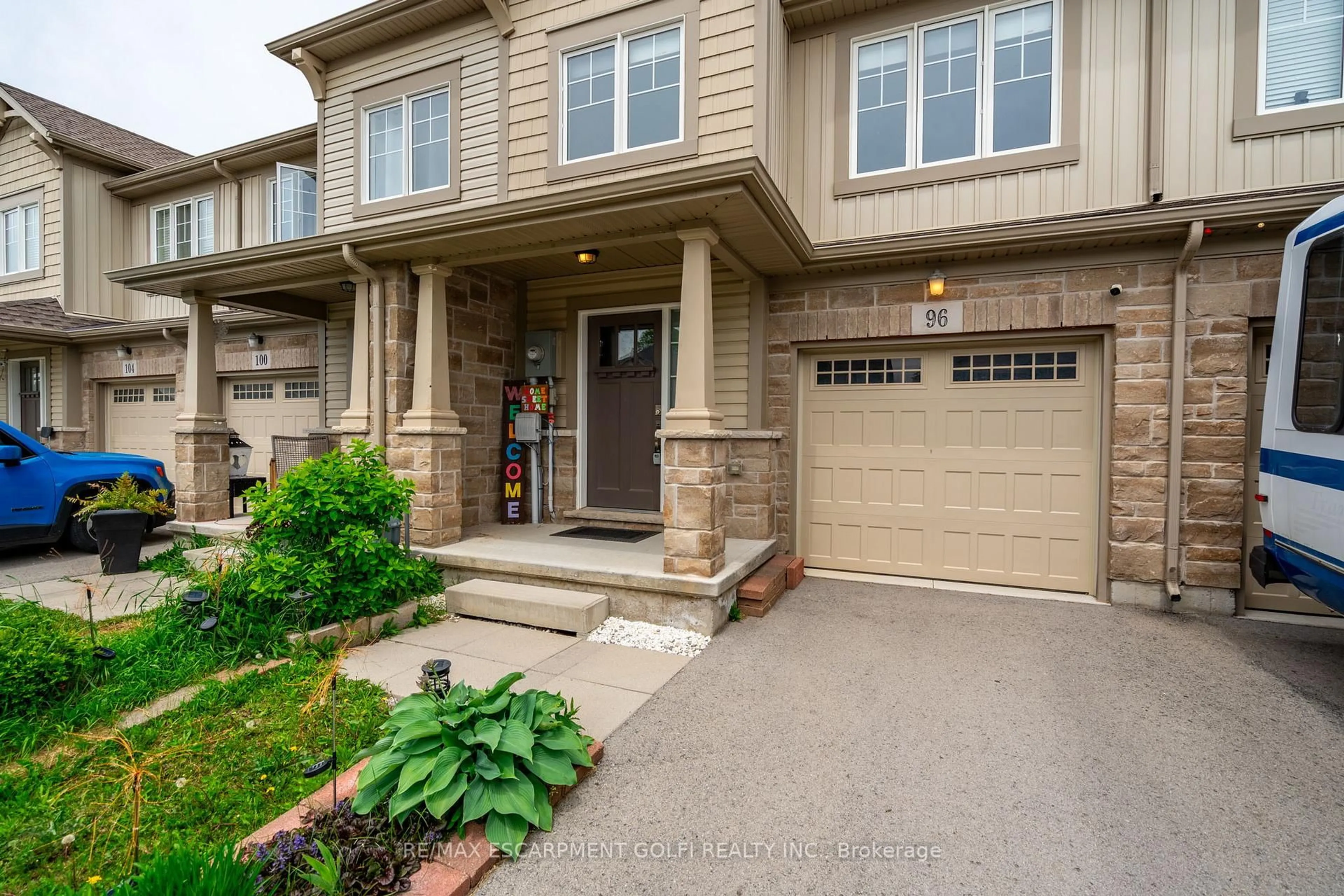 Home with brick exterior material, street for 96 Monarch St, Welland Ontario L3C 0G6