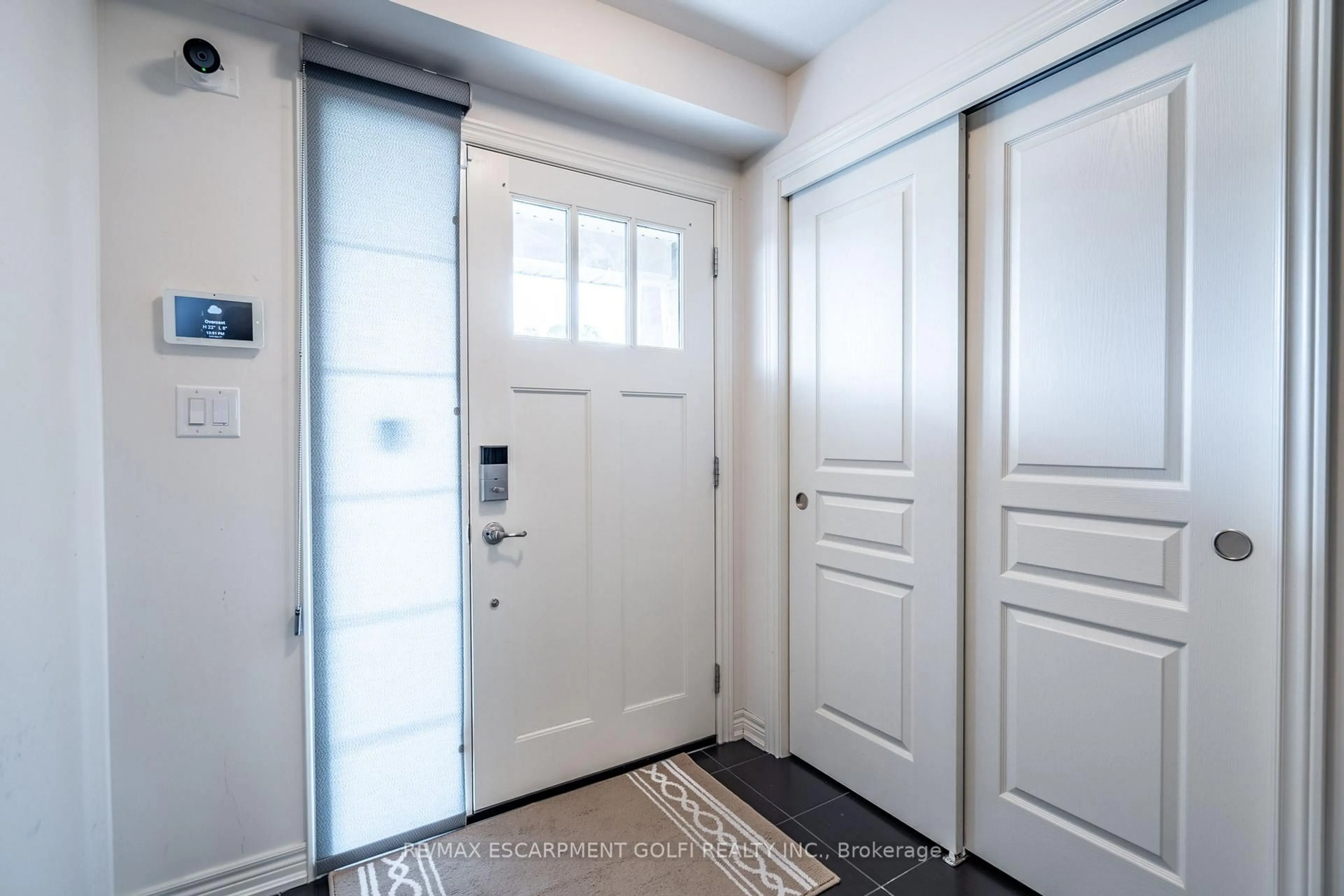 Indoor entryway for 96 Monarch St, Welland Ontario L3C 0G6