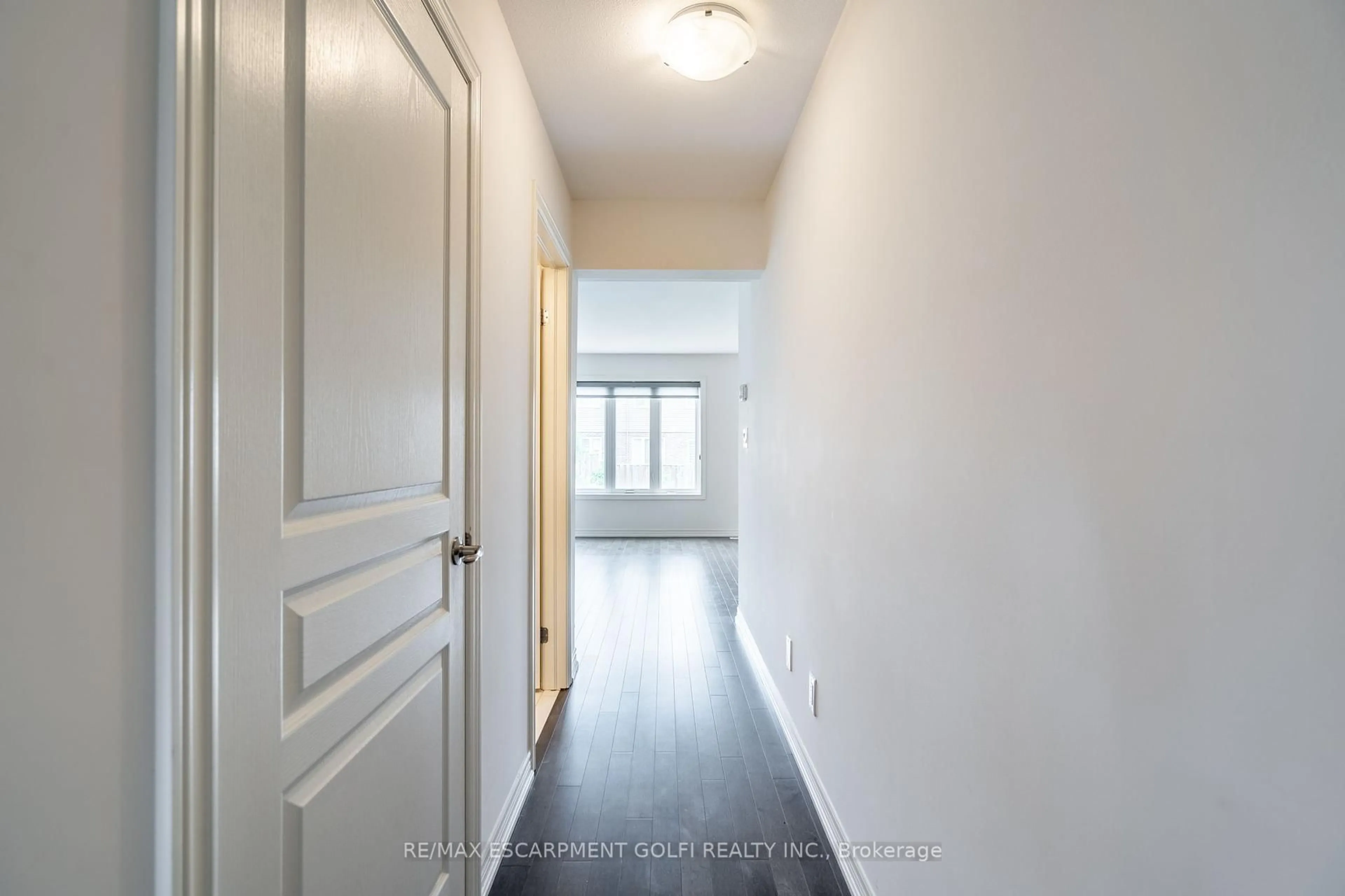 Indoor entryway for 96 Monarch St, Welland Ontario L3C 0G6