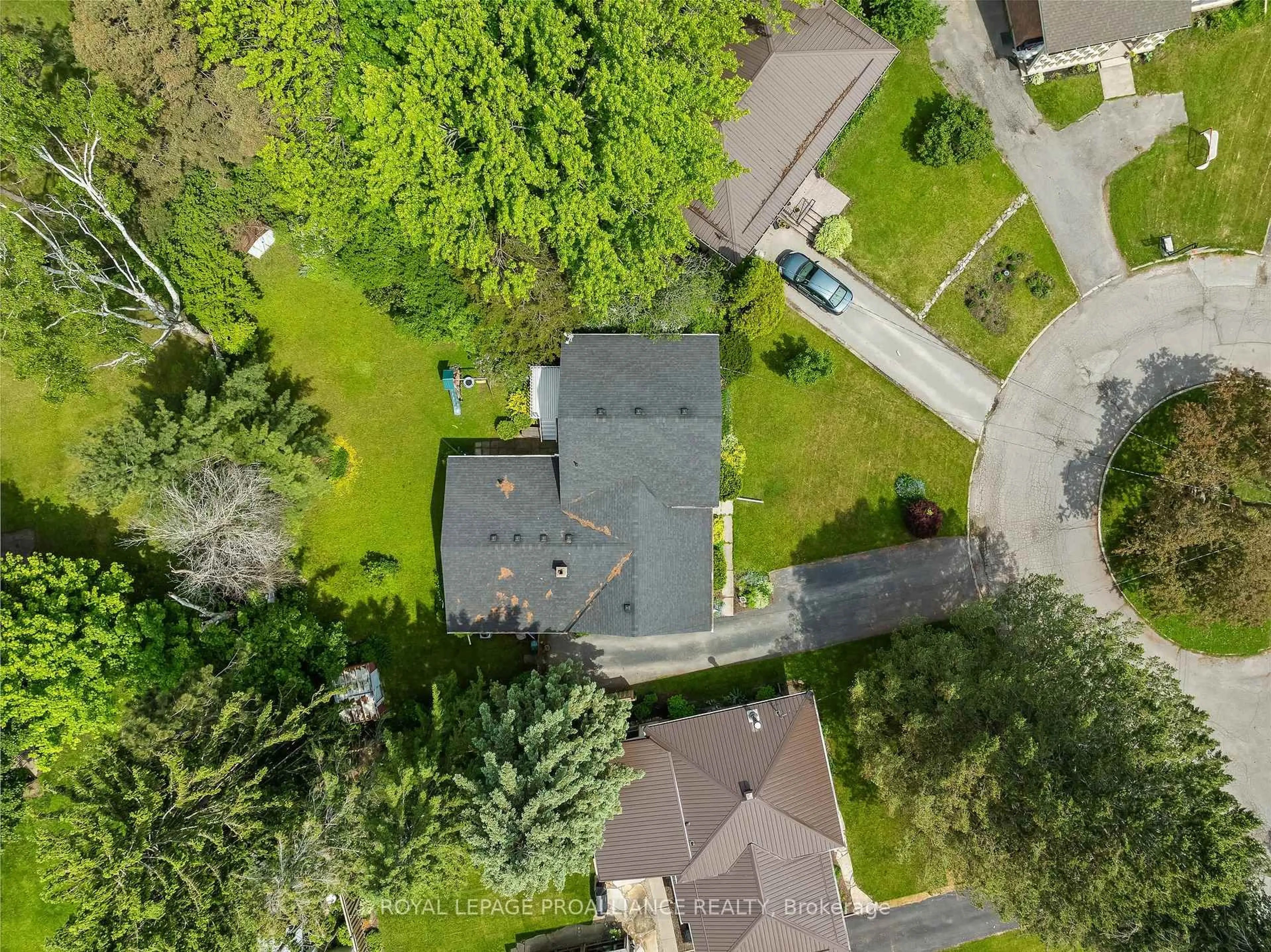 A pic from outside/outdoor area/front of a property/back of a property/a pic from drone, street for 36 Applewood Dr, Belleville Ontario K8P 4E2