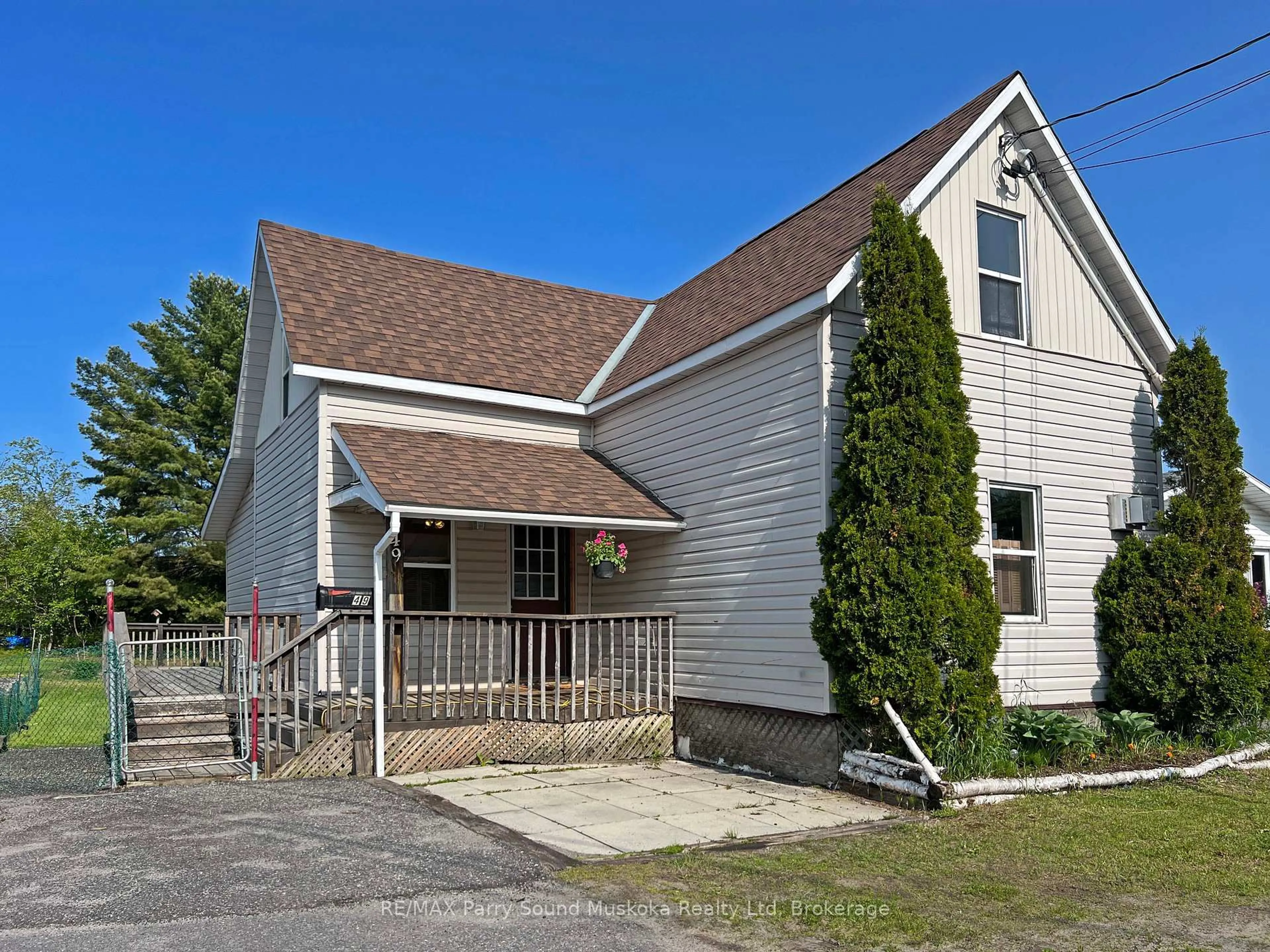 A pic from outside/outdoor area/front of a property/back of a property/a pic from drone, street for 49 Emily St, Parry Sound Ontario P2A 2P6