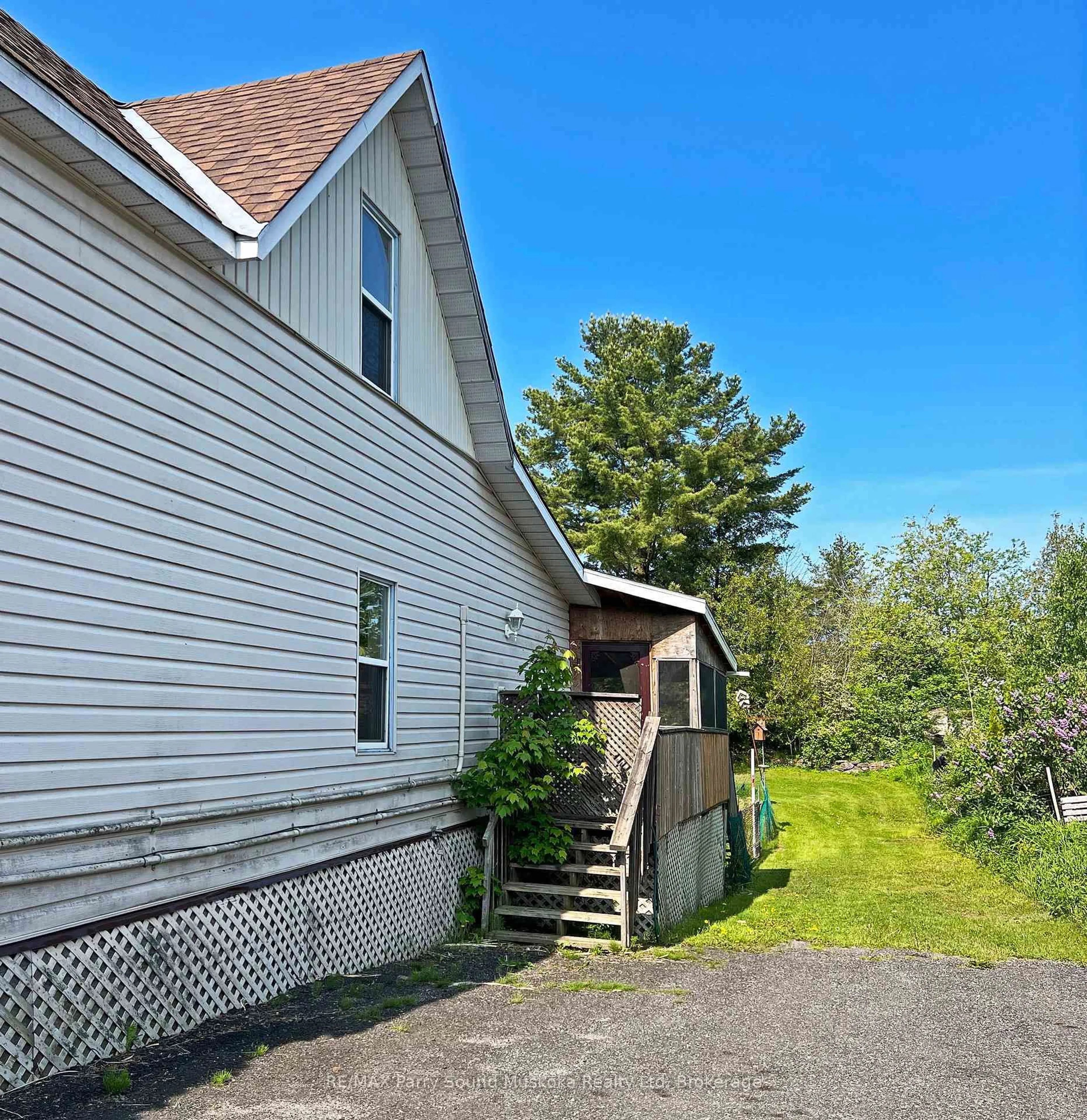 A pic from outside/outdoor area/front of a property/back of a property/a pic from drone, unknown for 49 Emily St, Parry Sound Ontario P2A 2P6