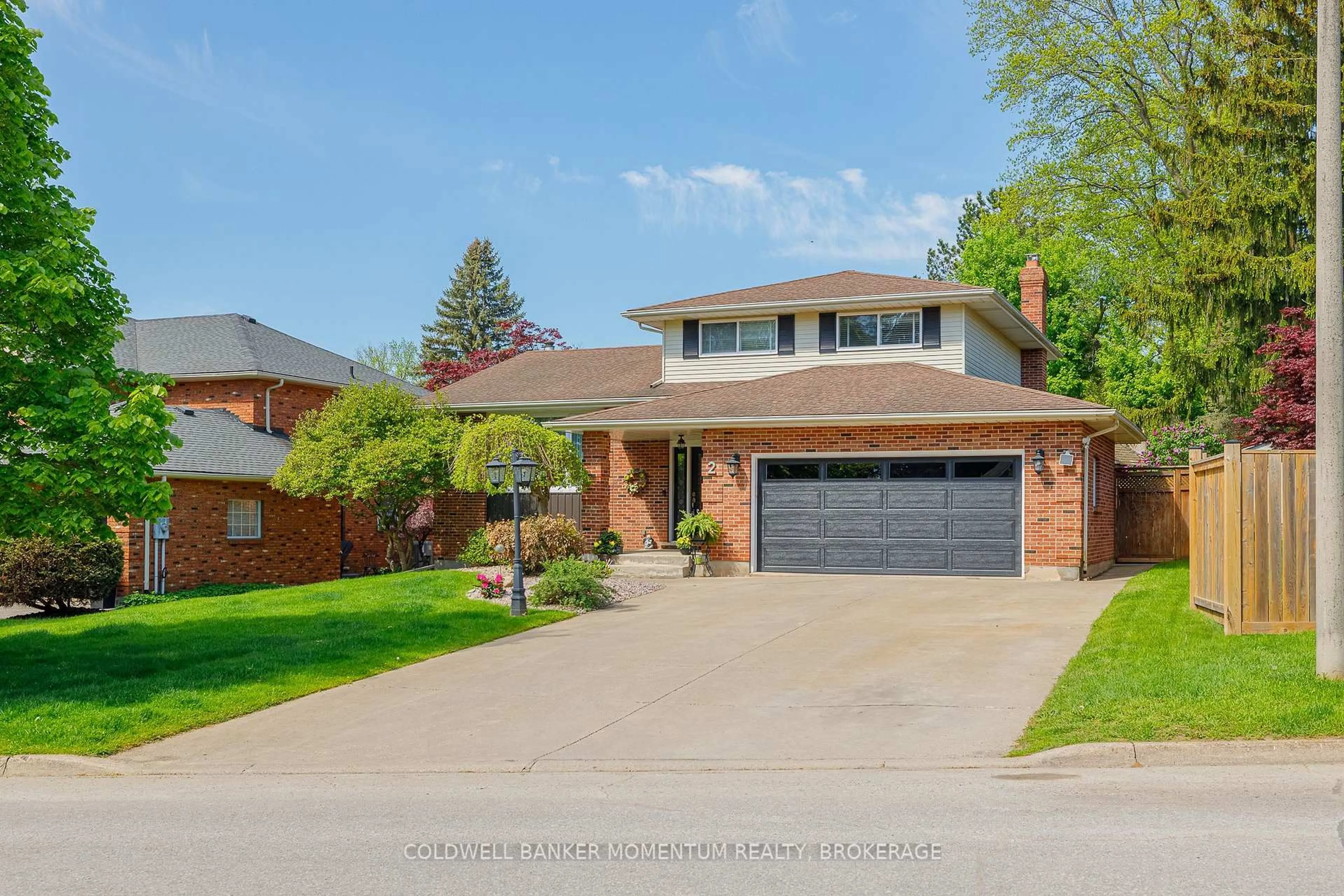 Home with brick exterior material, street for 2 Greenvale Crt, Pelham Ontario L0S 1E1