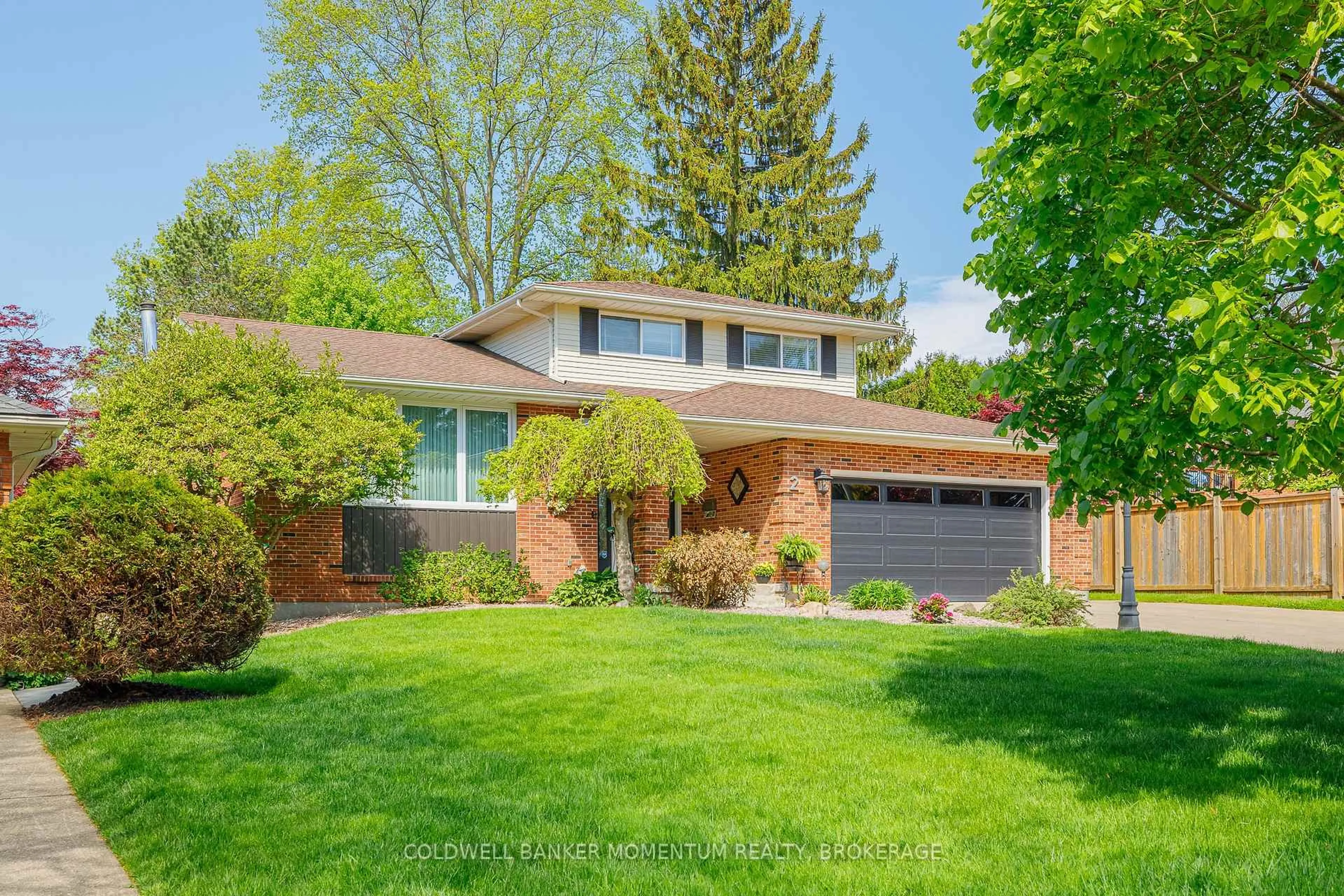 Home with brick exterior material, street for 2 Greenvale Crt, Pelham Ontario L0S 1E1