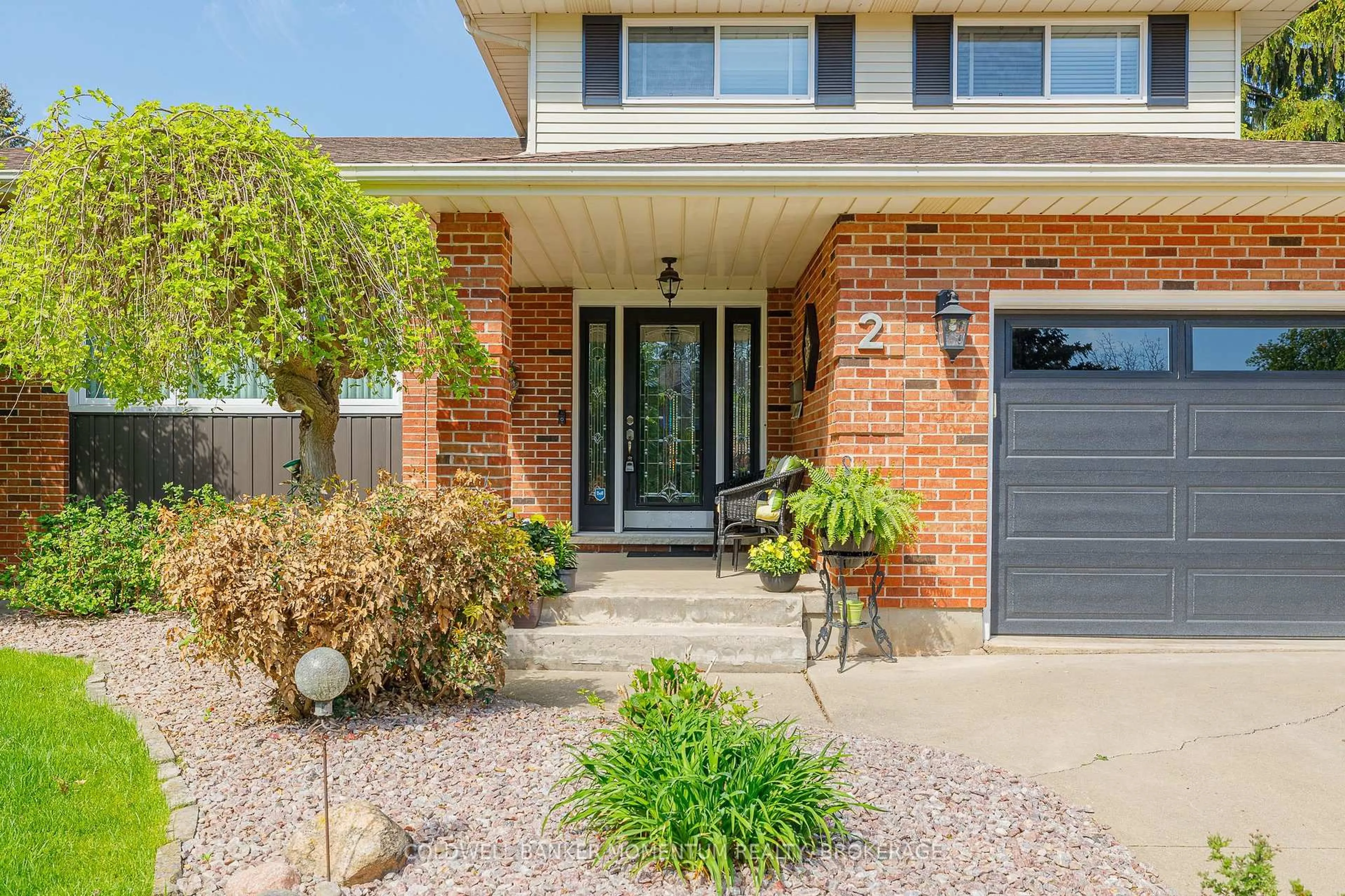 Home with brick exterior material, street for 2 Greenvale Crt, Pelham Ontario L0S 1E1