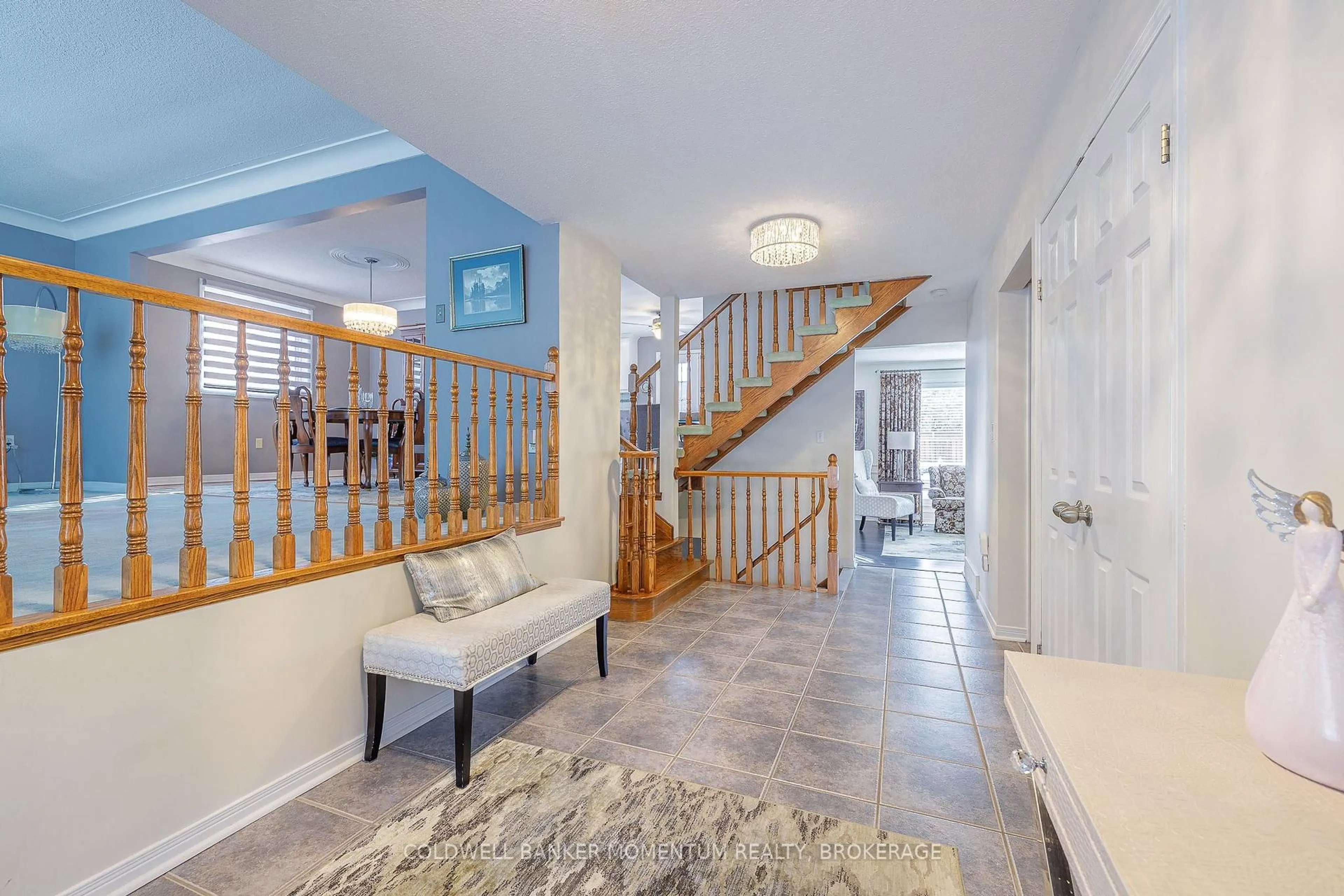Indoor entryway for 2 Greenvale Crt, Pelham Ontario L0S 1E1