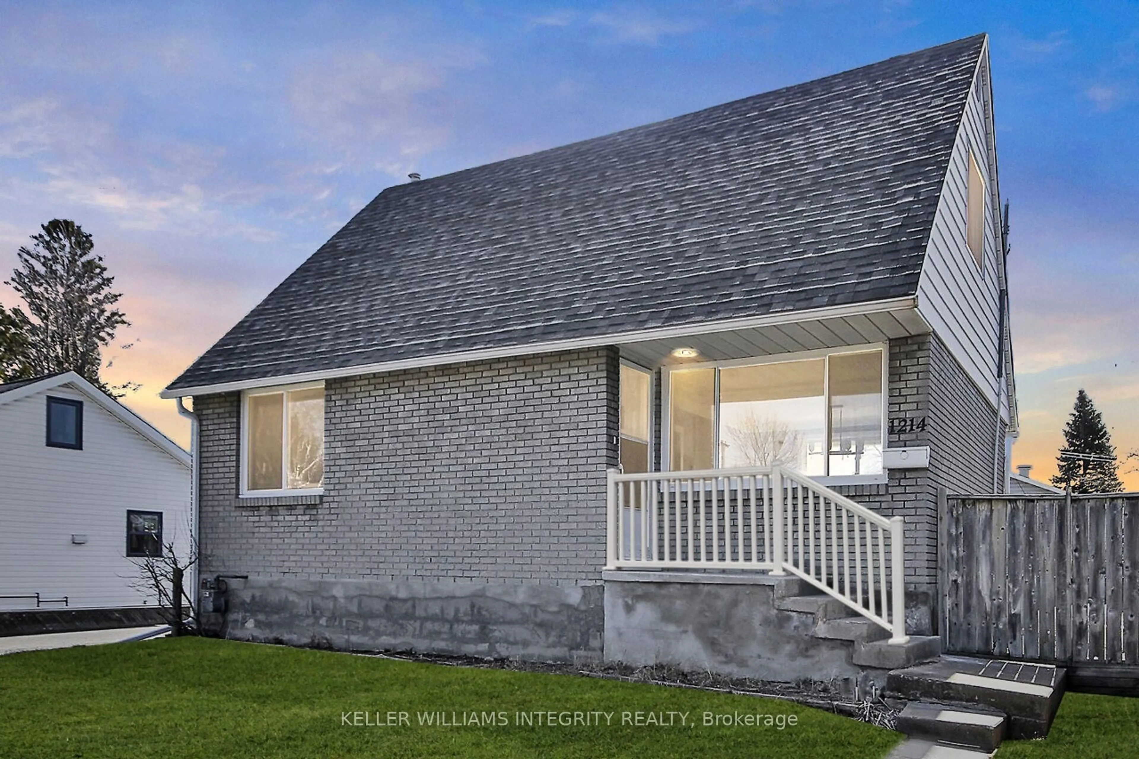 Home with vinyl exterior material, unknown for 1214 Foxbar Ave, Ottawa Ontario K1V 6V5