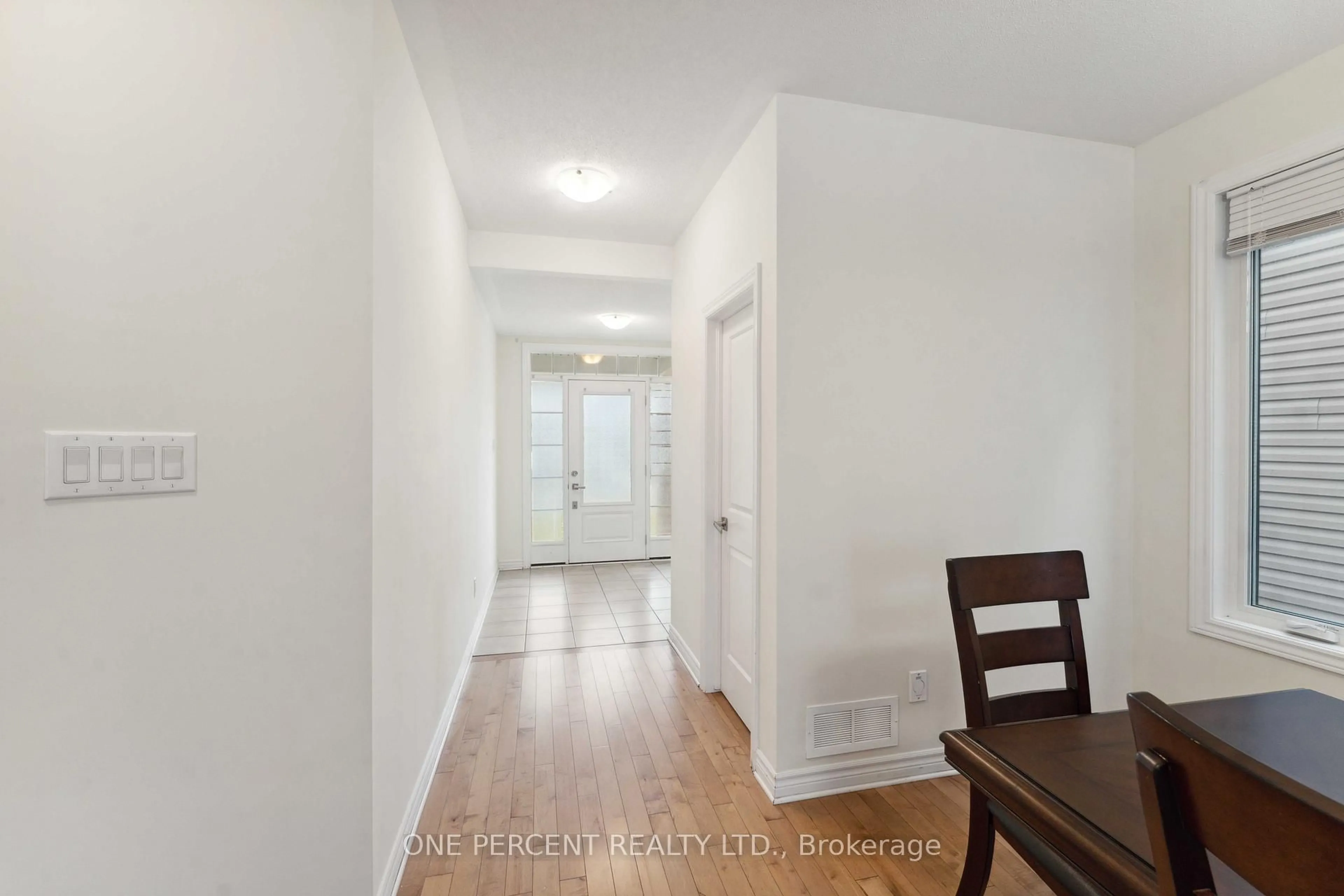 Indoor entryway for 552 Genevriers St, Ottawa Ontario K4A 3W4