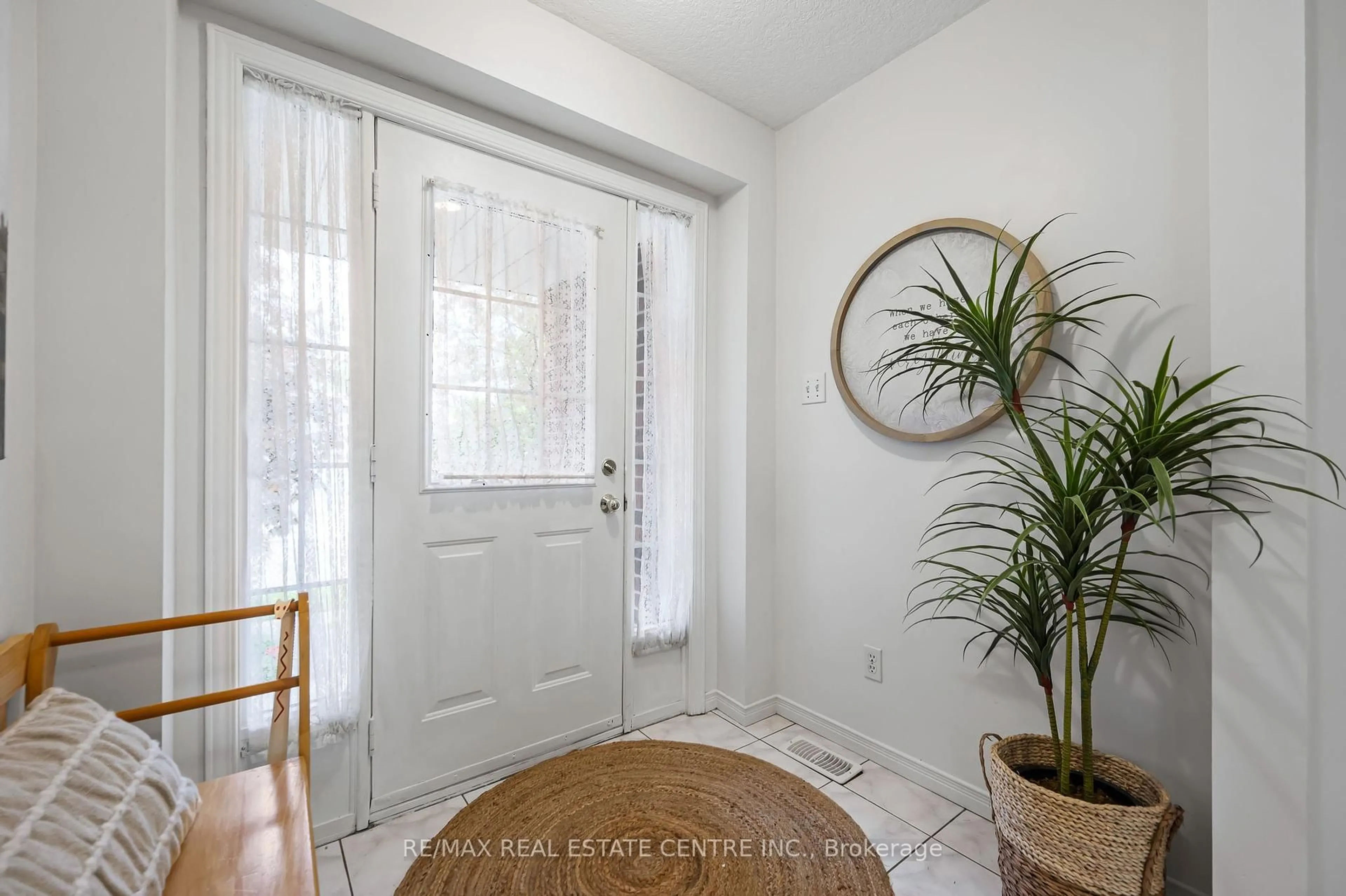 Indoor entryway for 444 Burnett Ave, Cambridge Ontario N1T 1L3