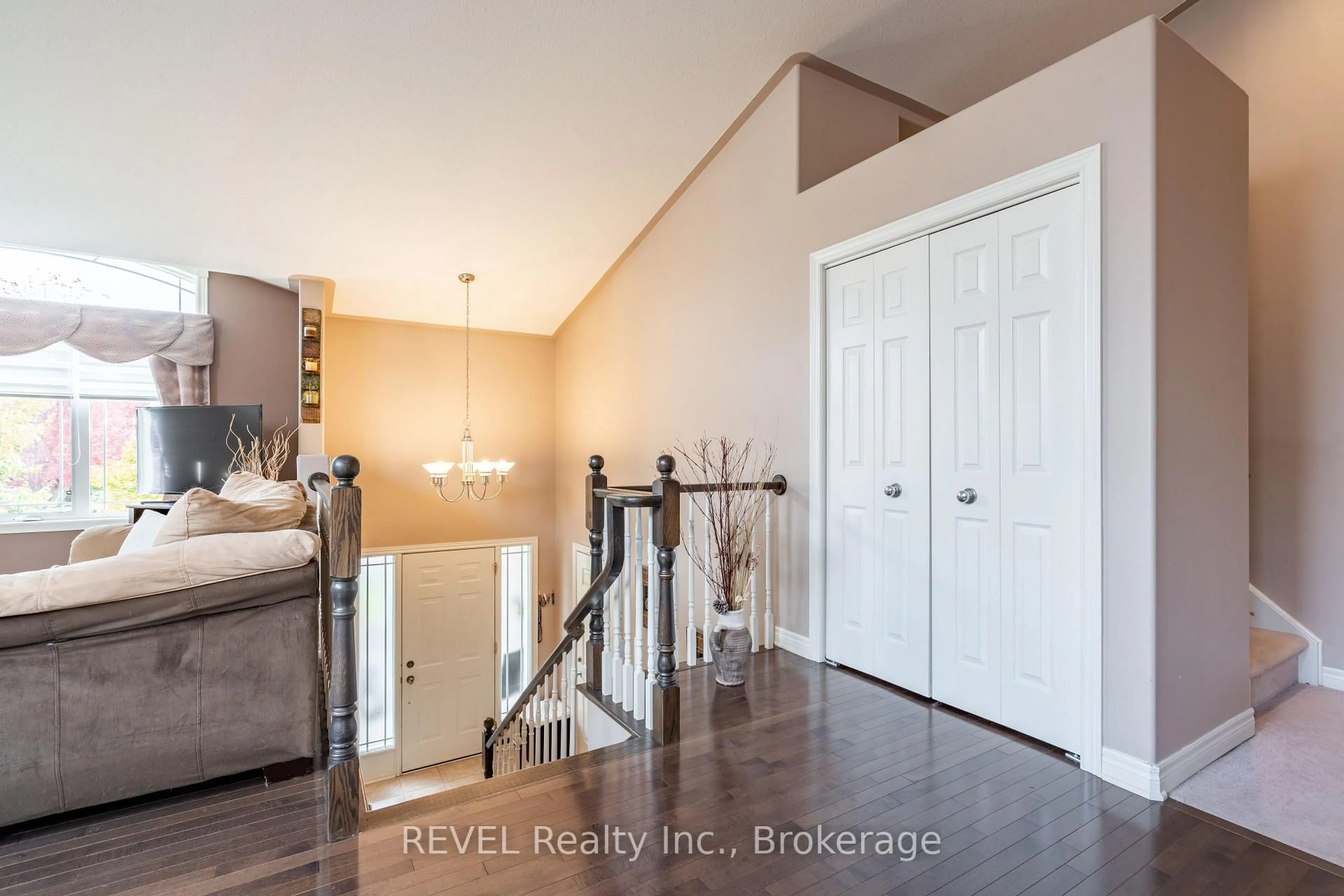 Indoor entryway for 8503 Greenfield Cres, Niagara Falls Ontario L2H 3J8