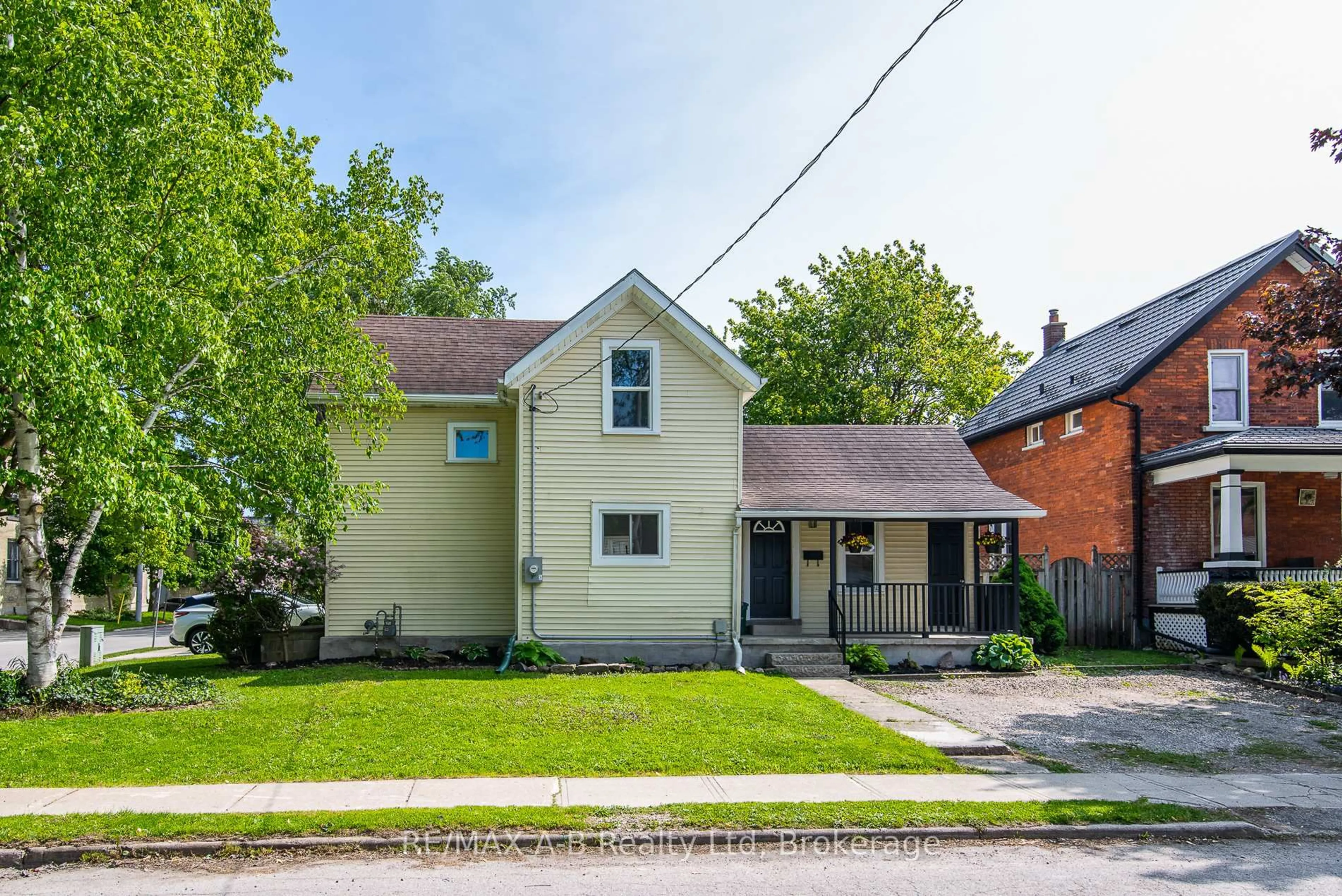 A pic from outside/outdoor area/front of a property/back of a property/a pic from drone, street for 124 King St, Stratford Ontario N5A 4R9