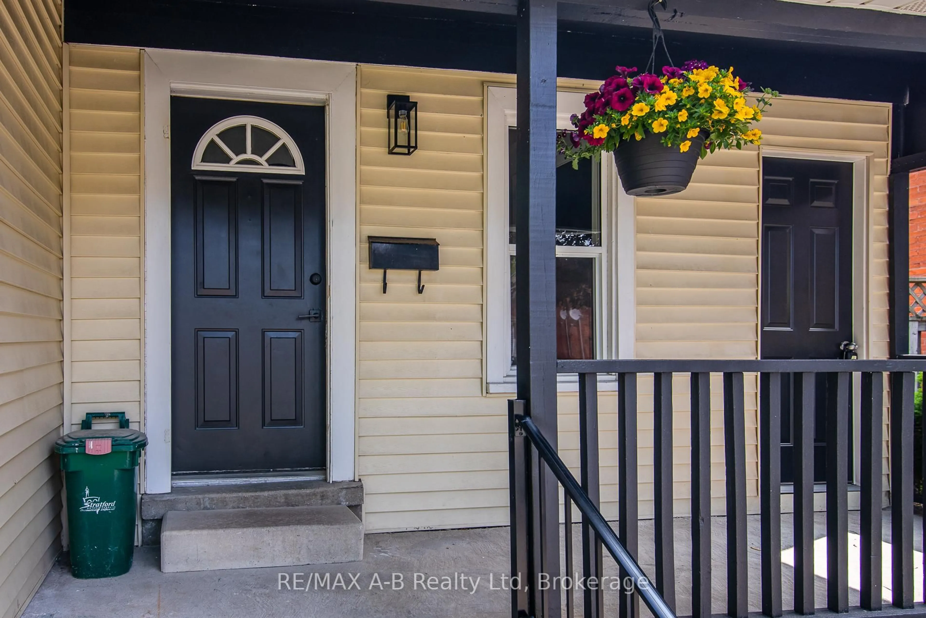 Indoor entryway for 124 King St, Stratford Ontario N5A 4R9
