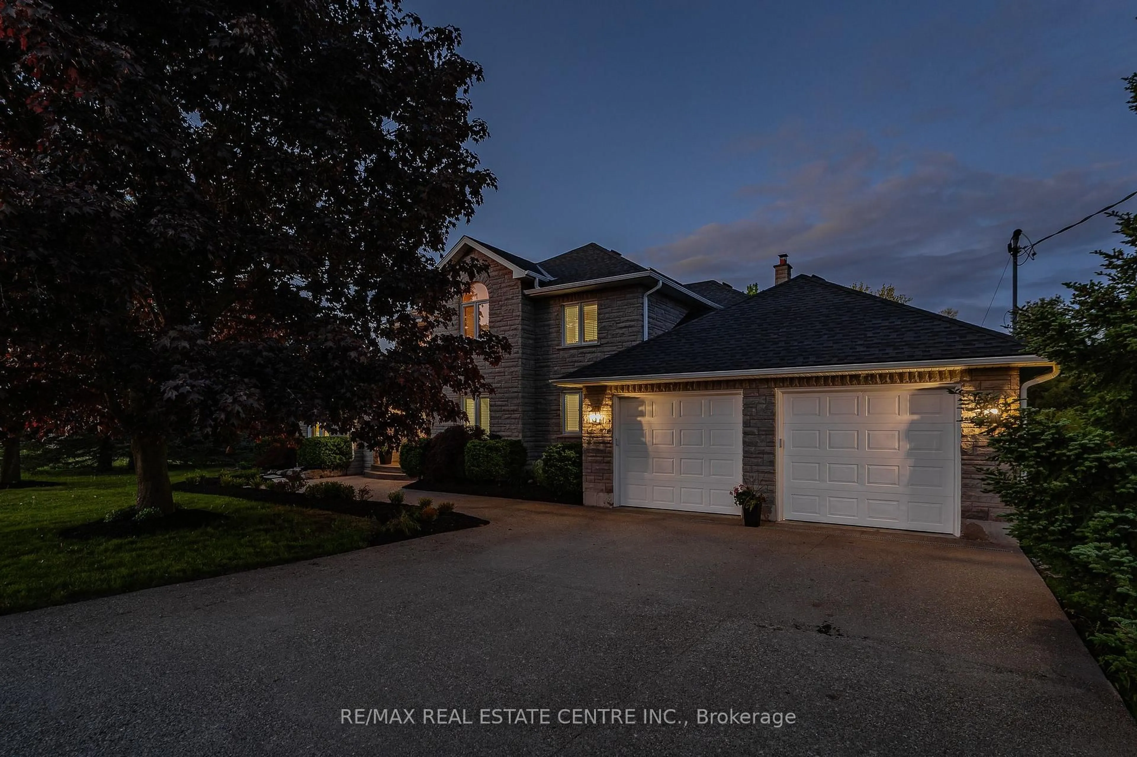 A pic from outside/outdoor area/front of a property/back of a property/a pic from drone, street for 1 Brown Ave, Cambridge Ontario N1R 5S3