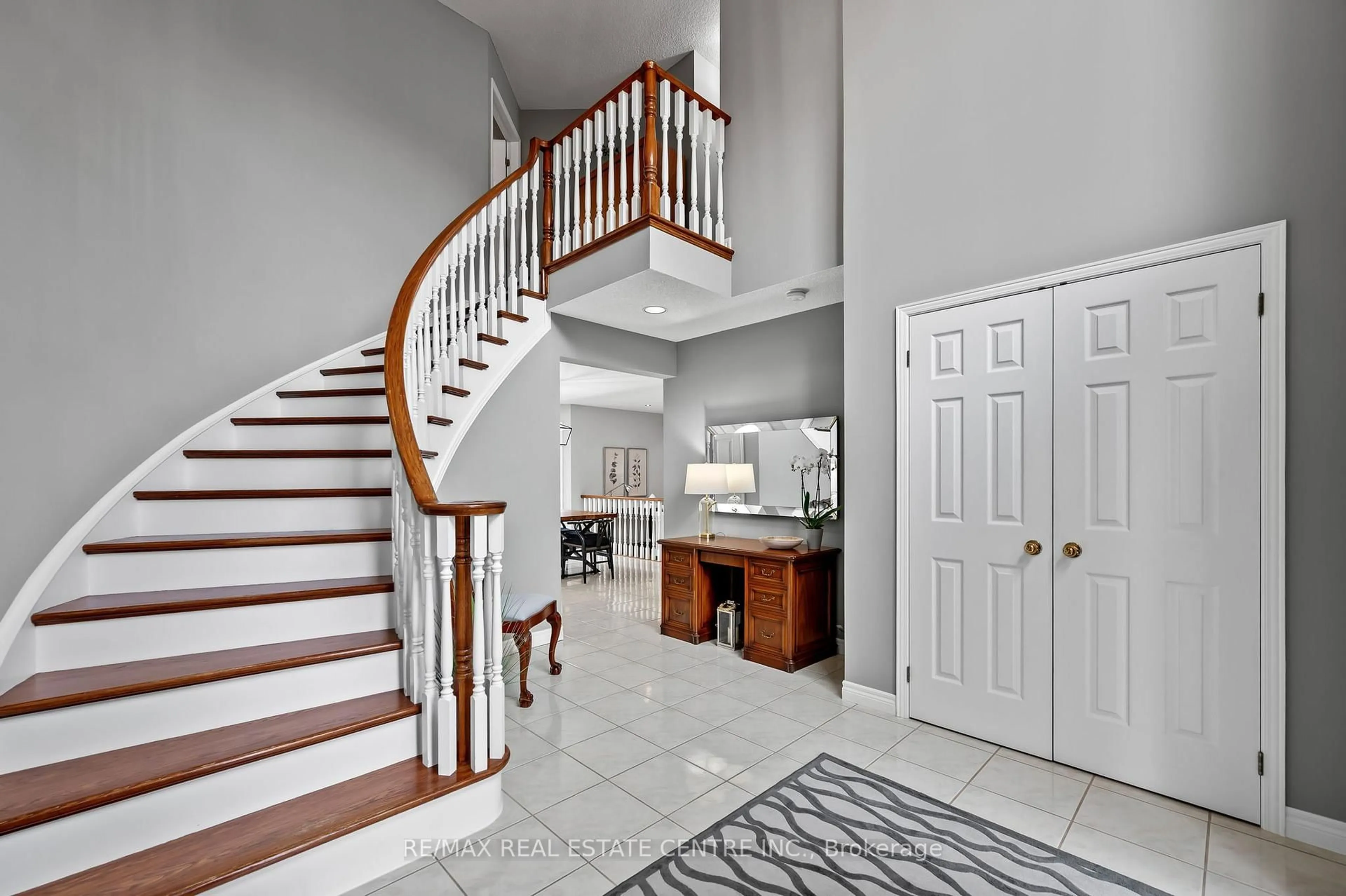 Indoor entryway for 1 Brown Ave, Cambridge Ontario N1R 5S3