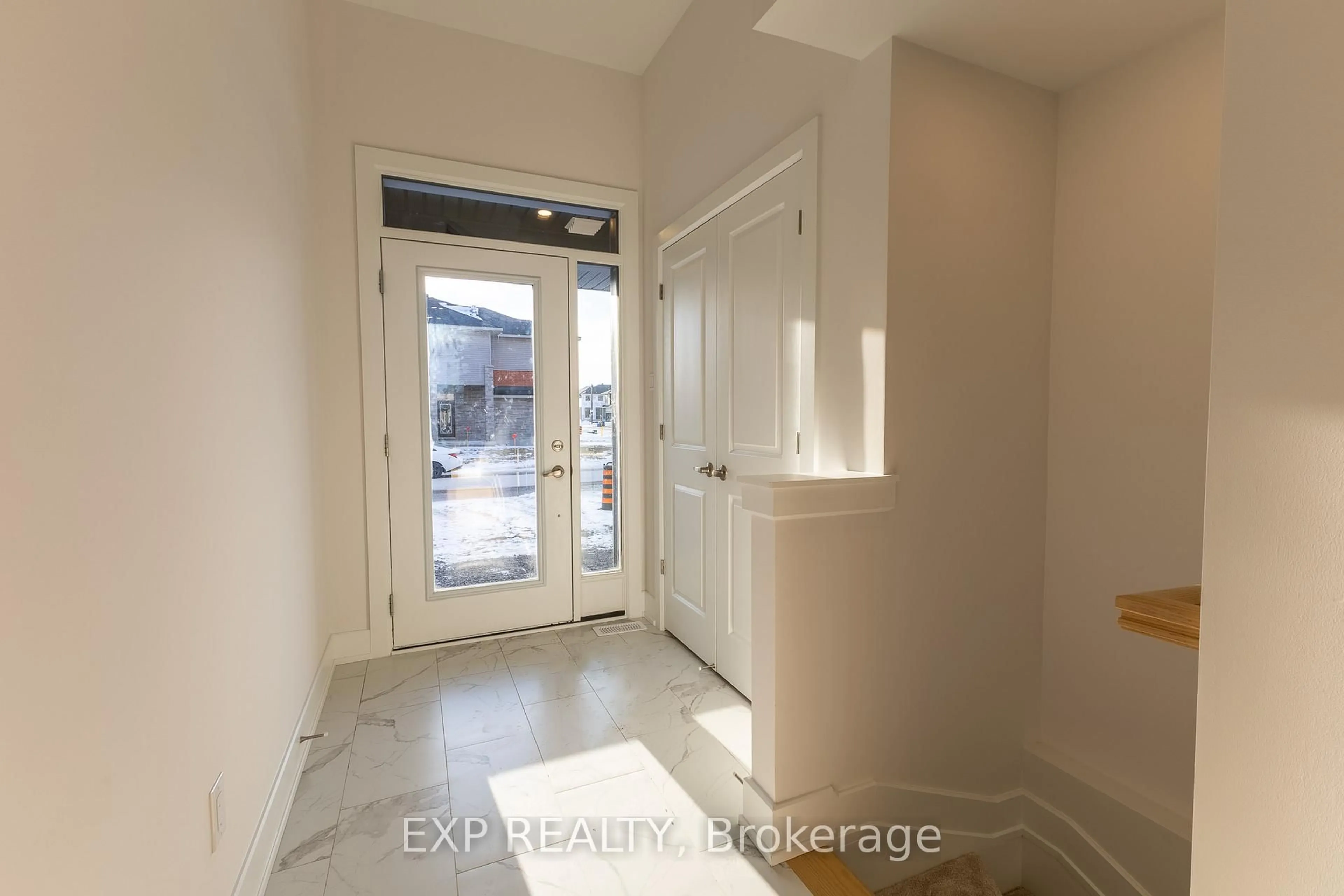 Indoor entryway for 175 CRAIG DUNCAN Terr, Ottawa Ontario K2S 3C4