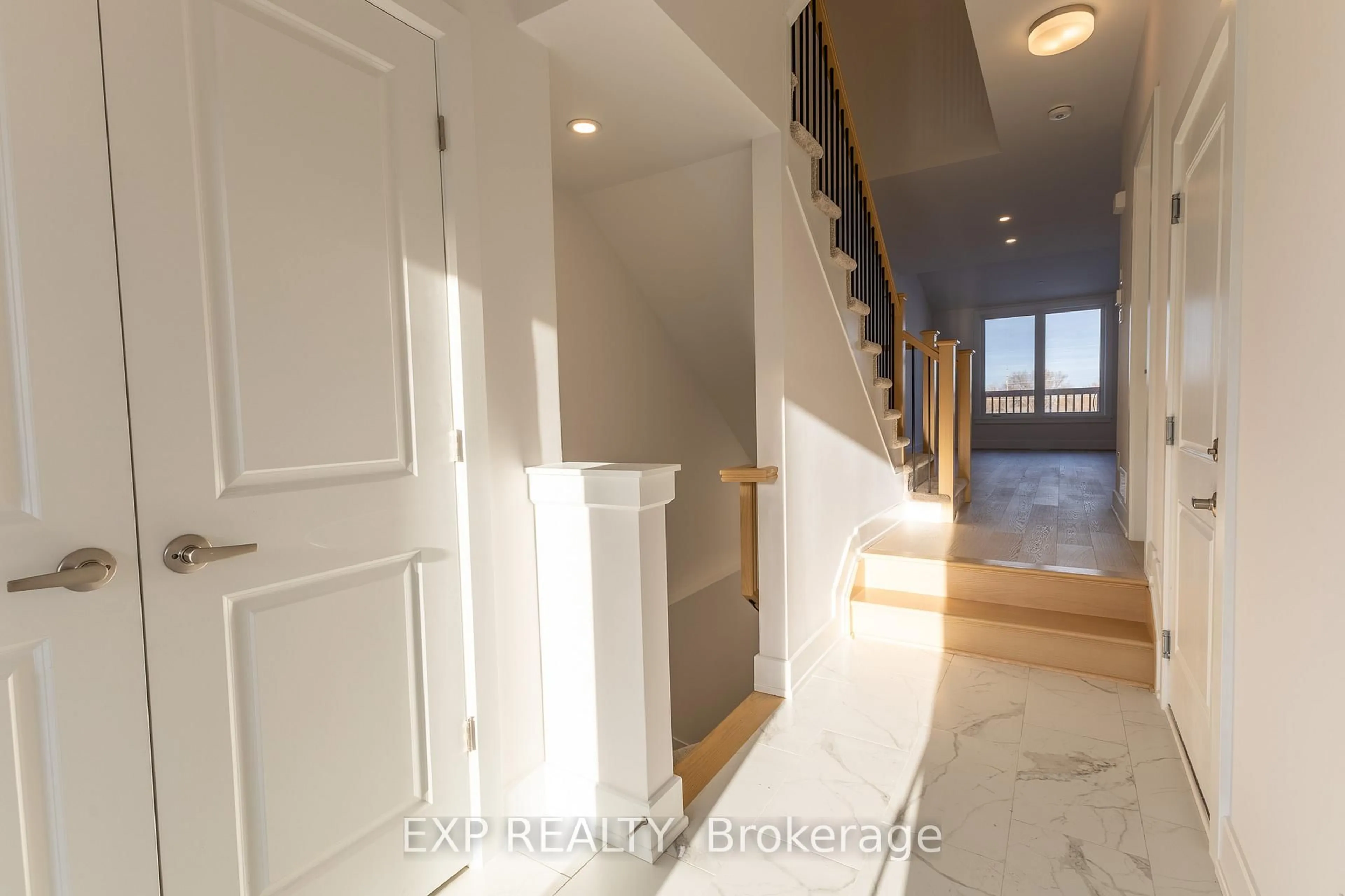 Indoor foyer for 175 CRAIG DUNCAN Terr, Ottawa Ontario K2S 3C4