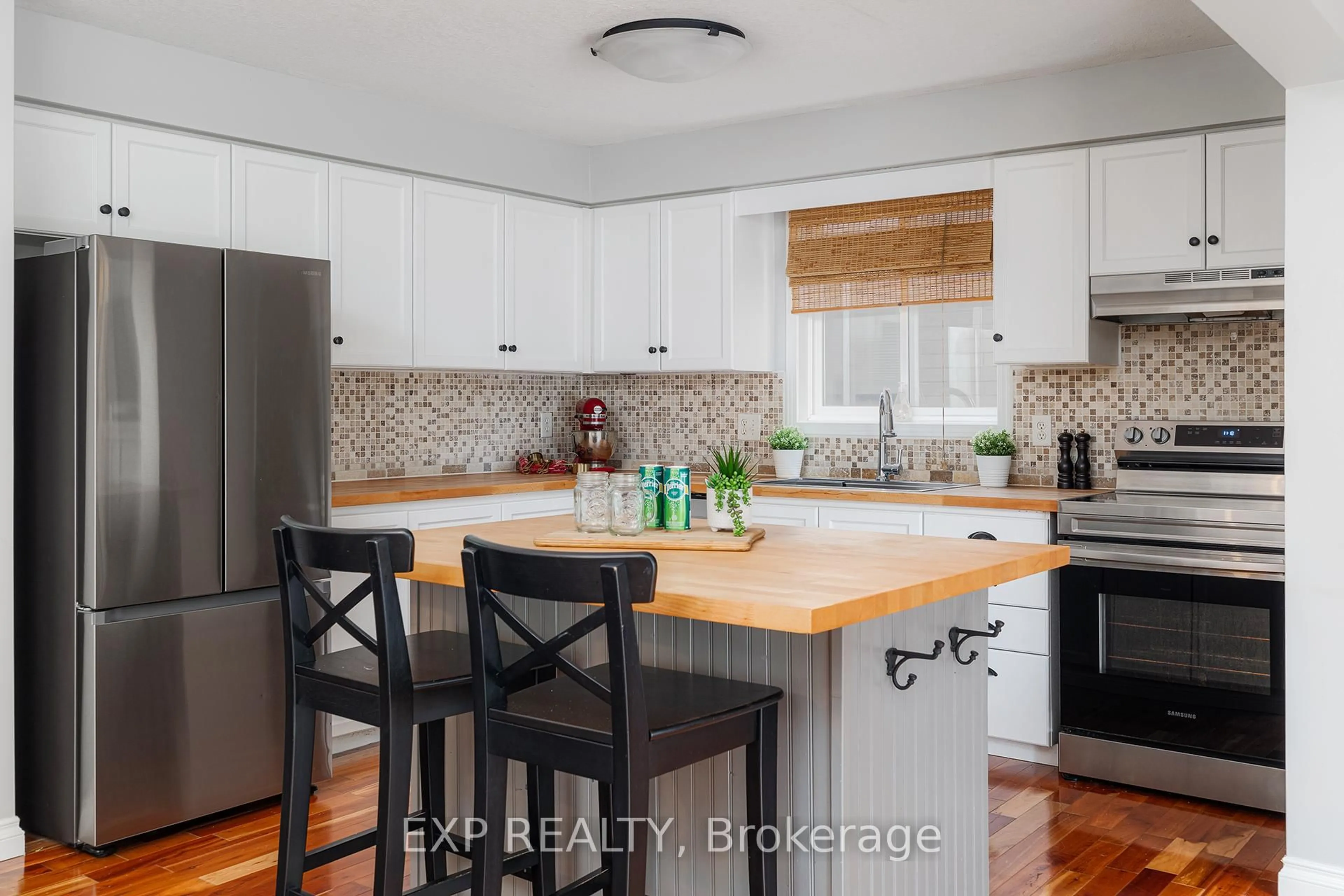 Open concept kitchen, wood/laminate floor for 508 Brookmill Cres, Waterloo Ontario N2V 2M1