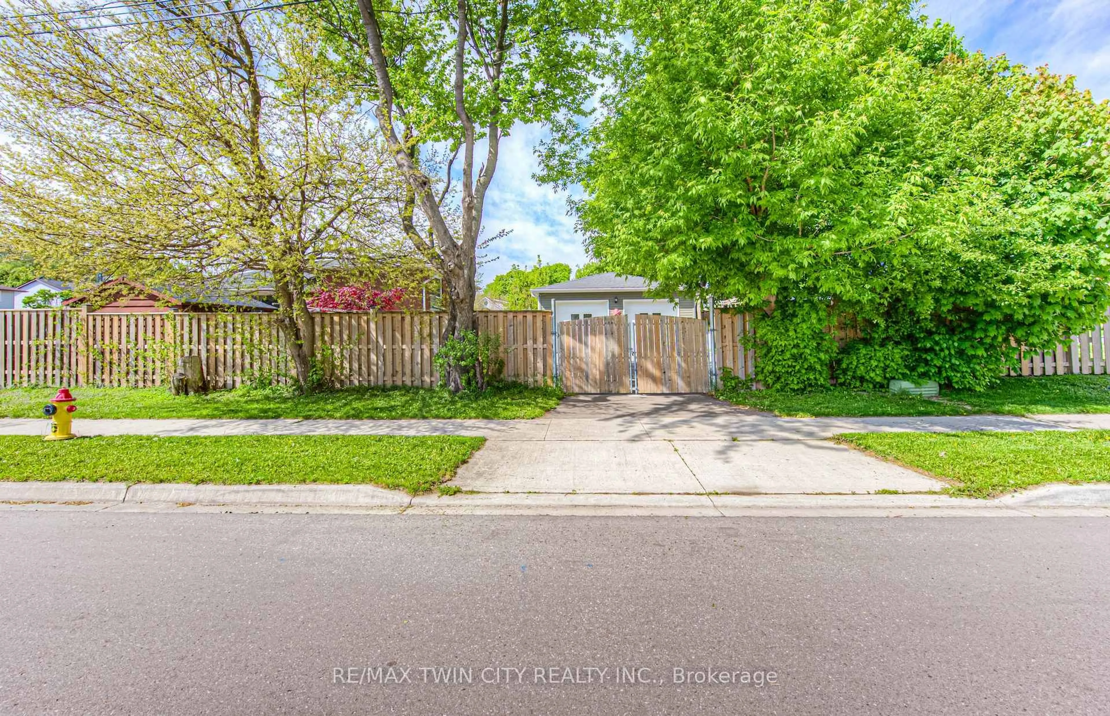 A pic from outside/outdoor area/front of a property/back of a property/a pic from drone, street for 100 Jansen Ave, Kitchener Ontario N2A 2L6