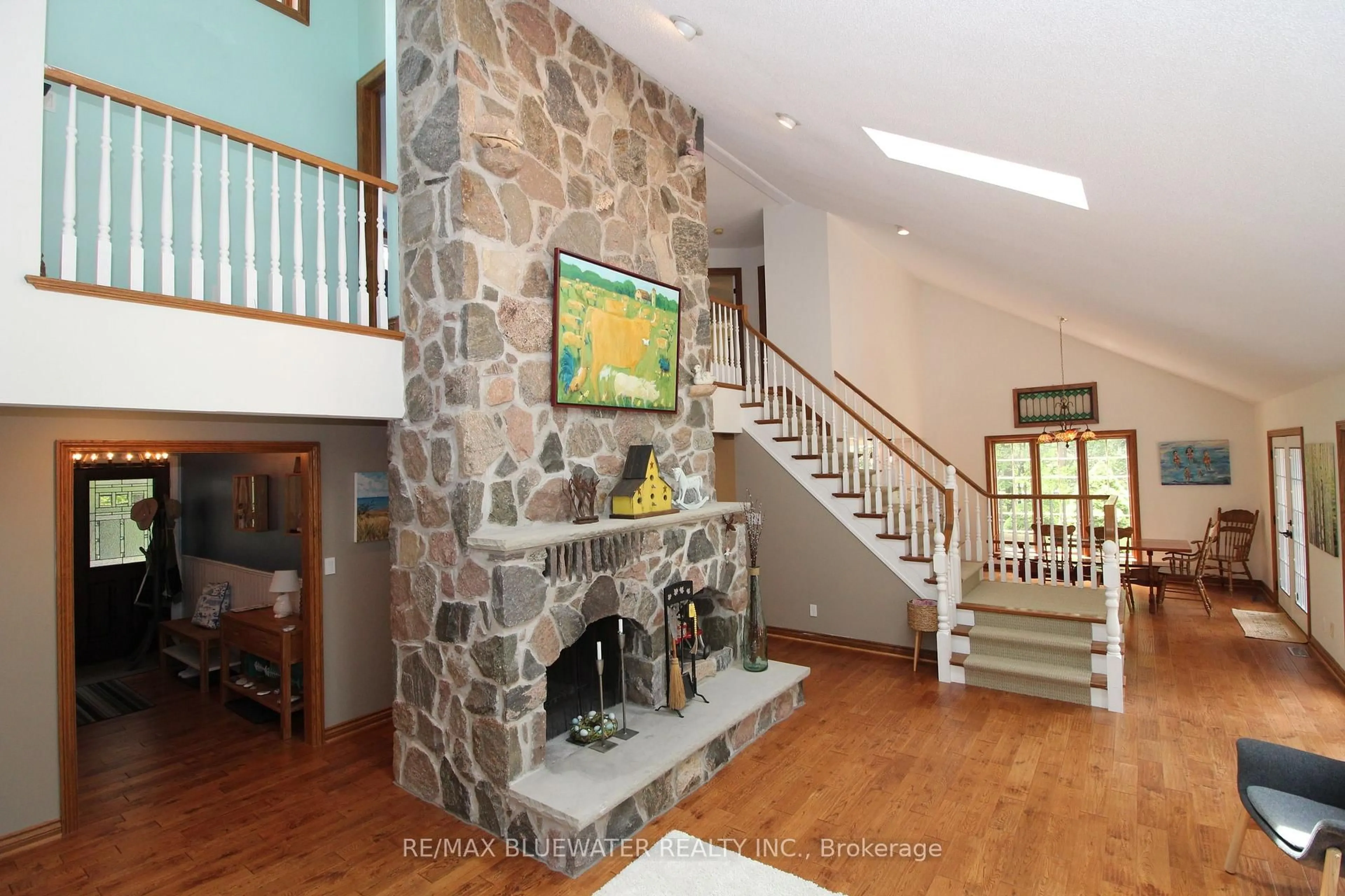 Indoor foyer for 10441 Pinetree Dr, Lambton Shores Ontario N0M 1T0