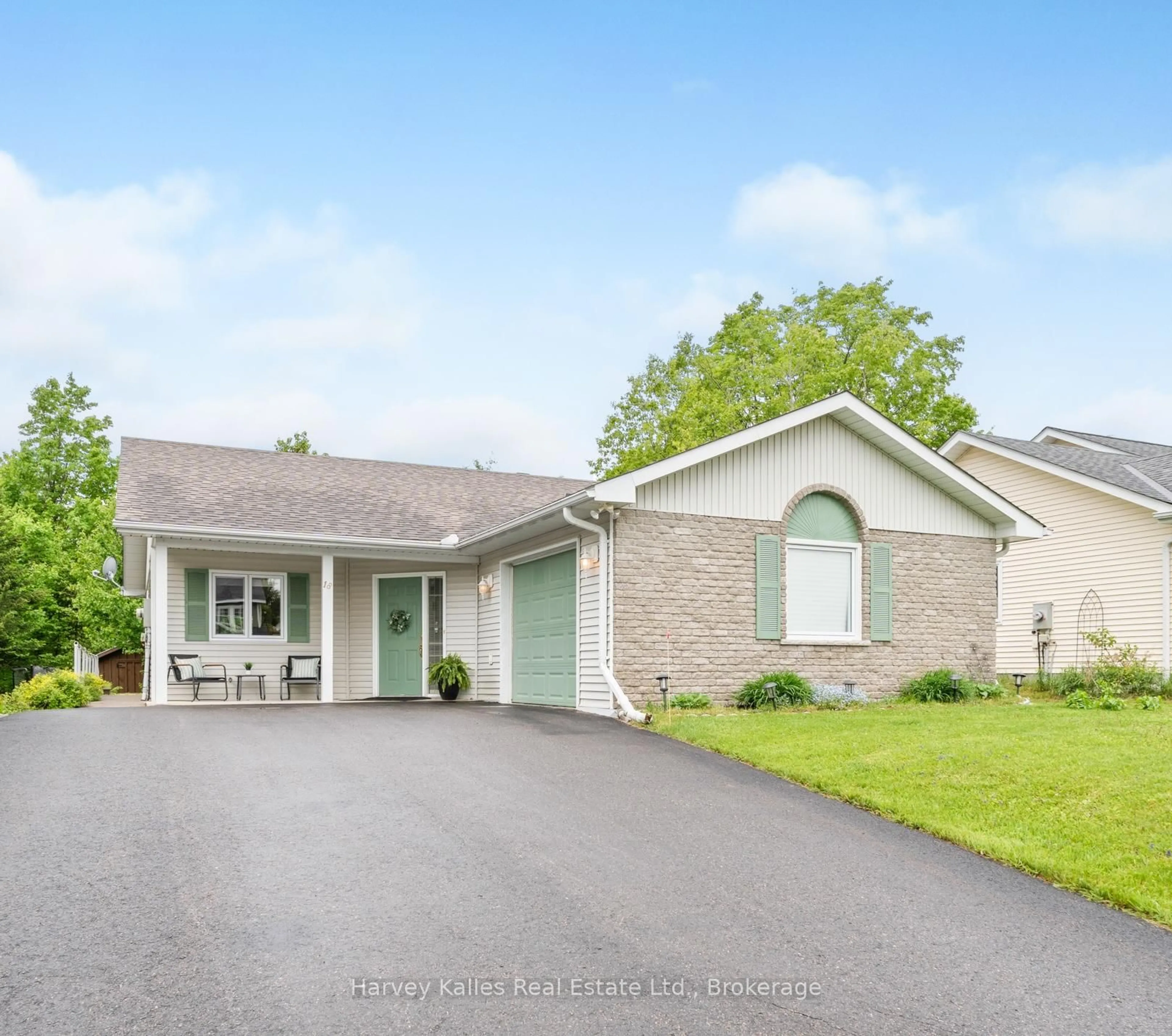 Home with vinyl exterior material, street for 18 Coates Ave, Bracebridge Ontario P1L 1Y5