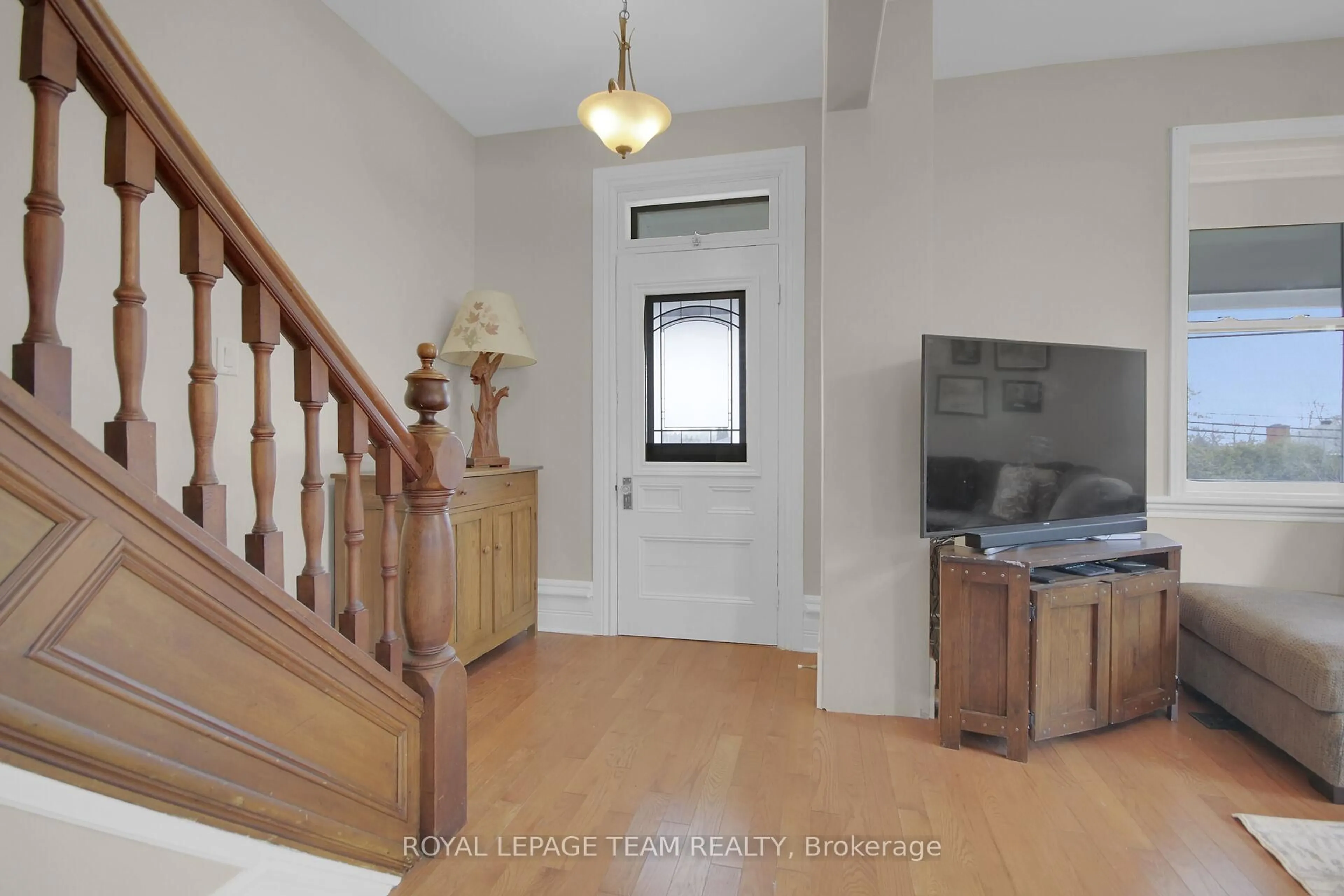 Indoor entryway for 1456 Meadow Dr, Ottawa Ontario K4P 1B1