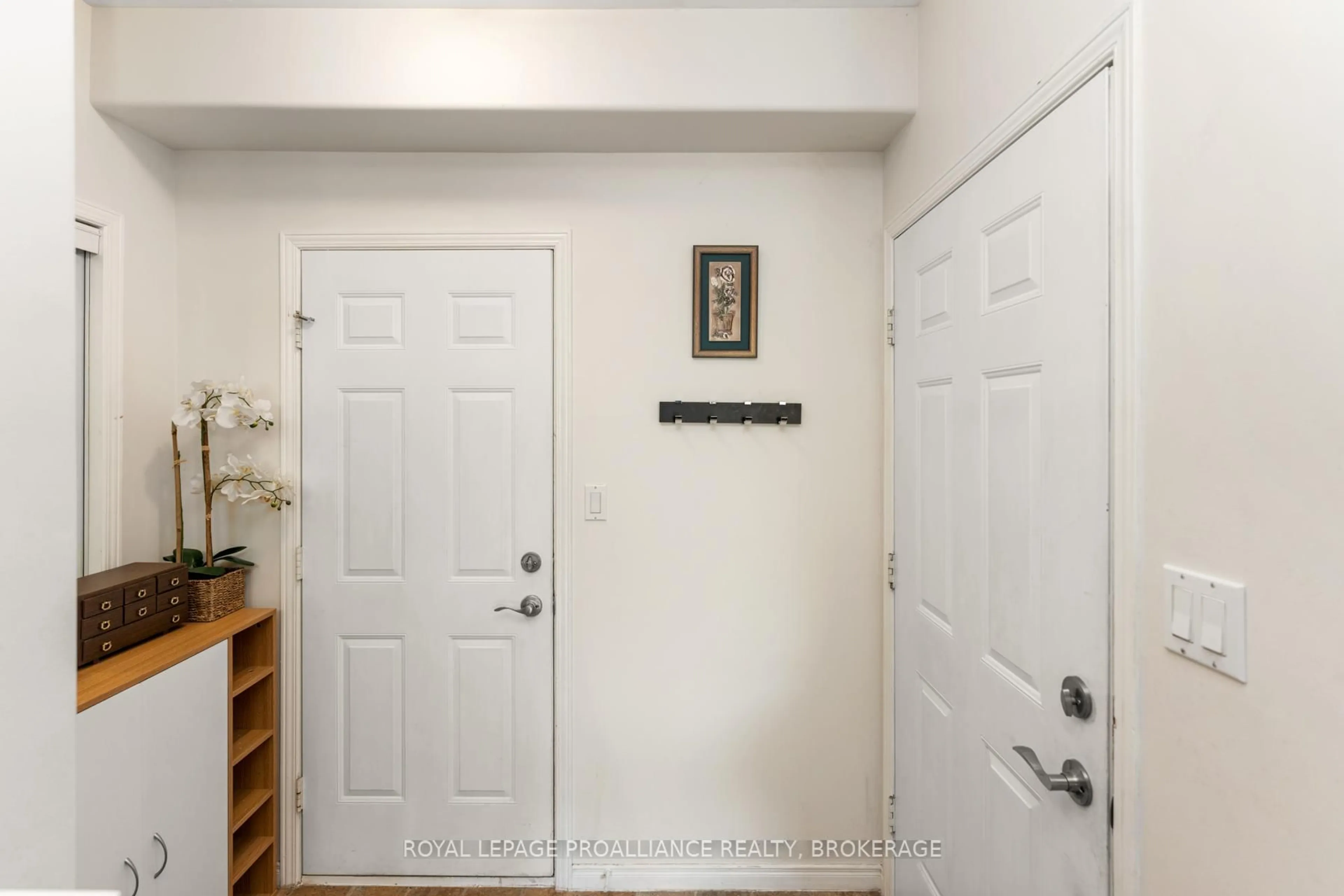Indoor entryway for 557 Quail Crt, Kingston Ontario K7M 8Z4