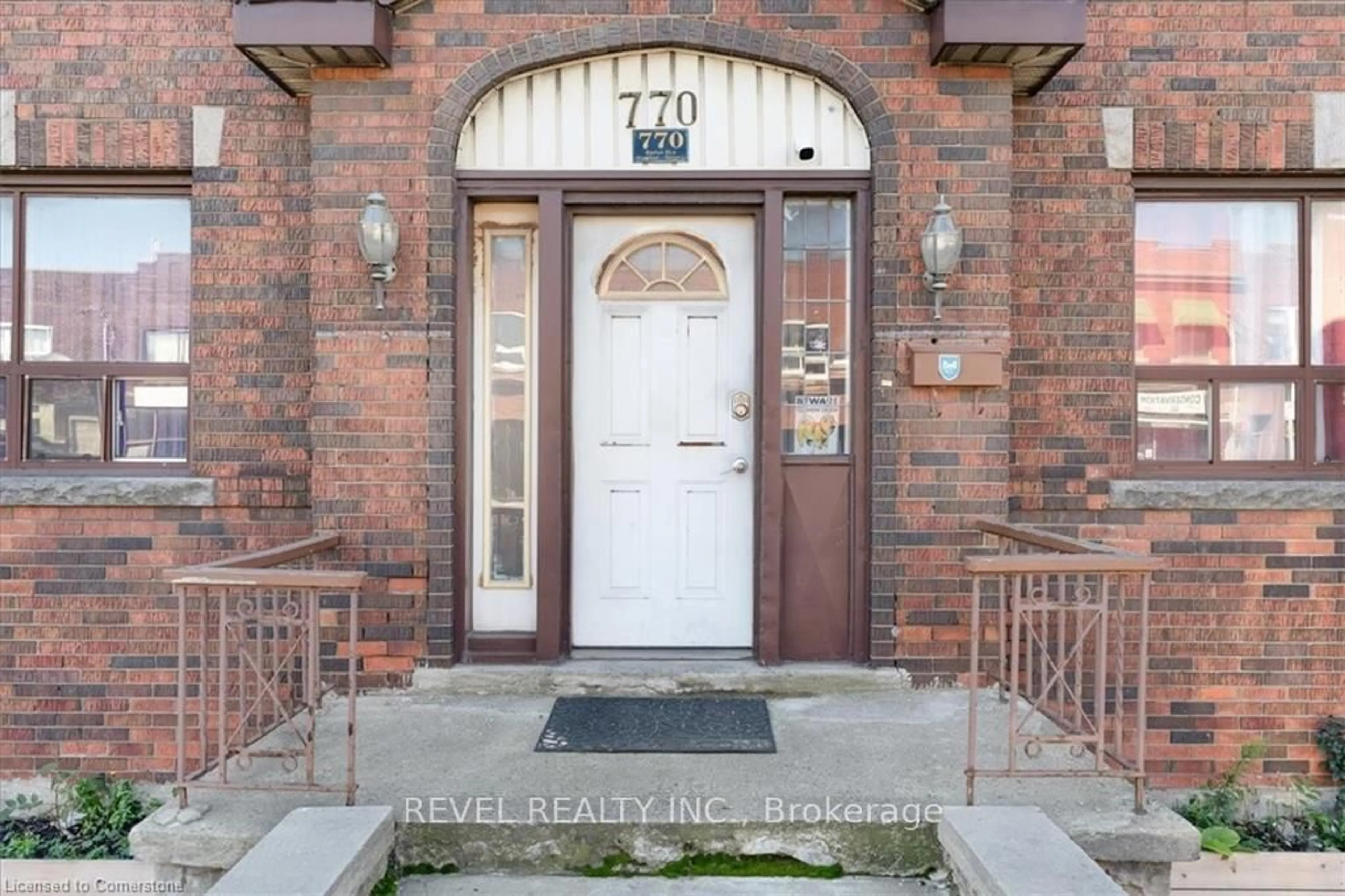 Indoor entryway for 770 Barton St, Hamilton Ontario L8L 3B1