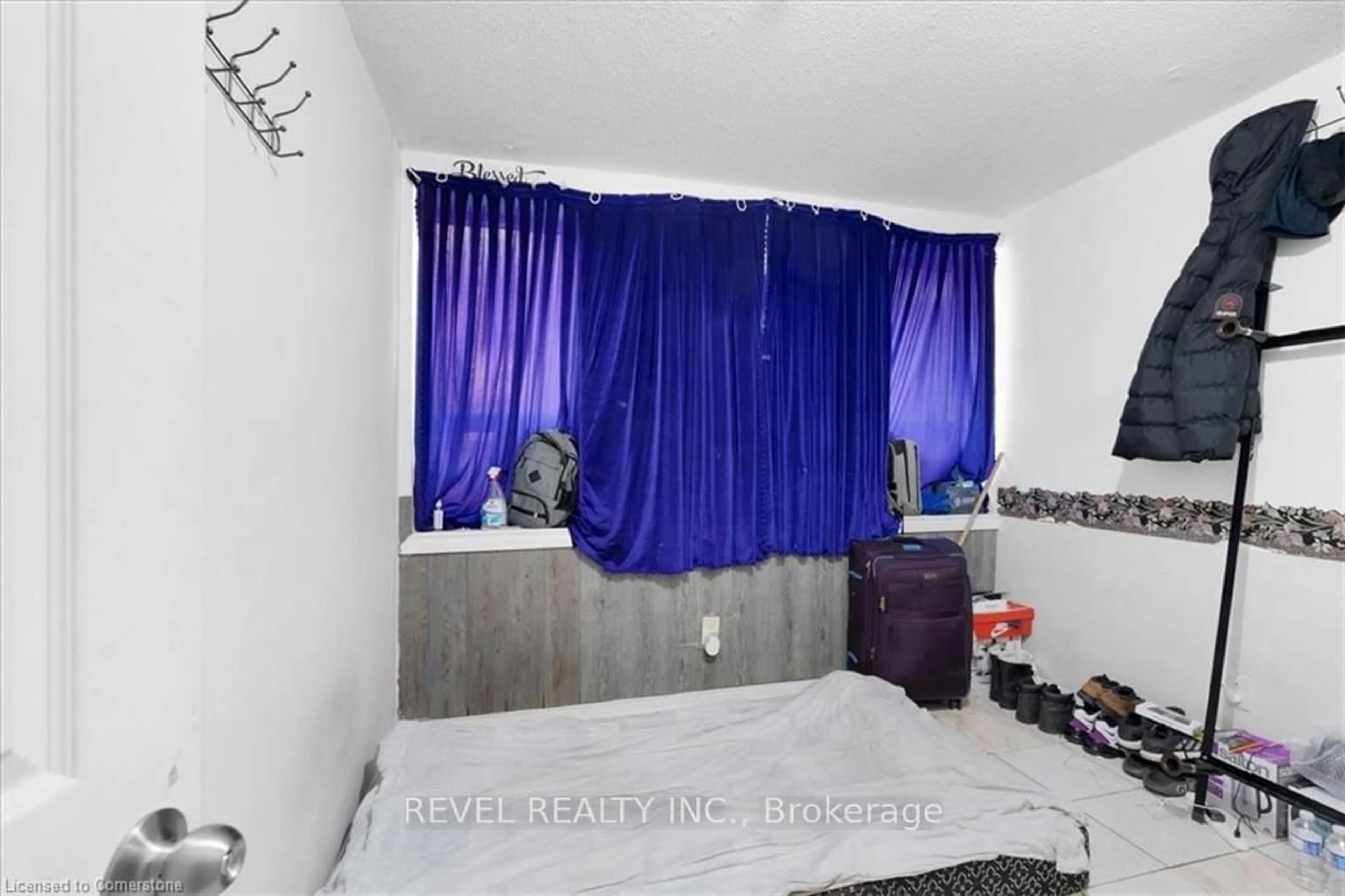 A pic of a room for 770 Barton St, Hamilton Ontario L8L 3B1