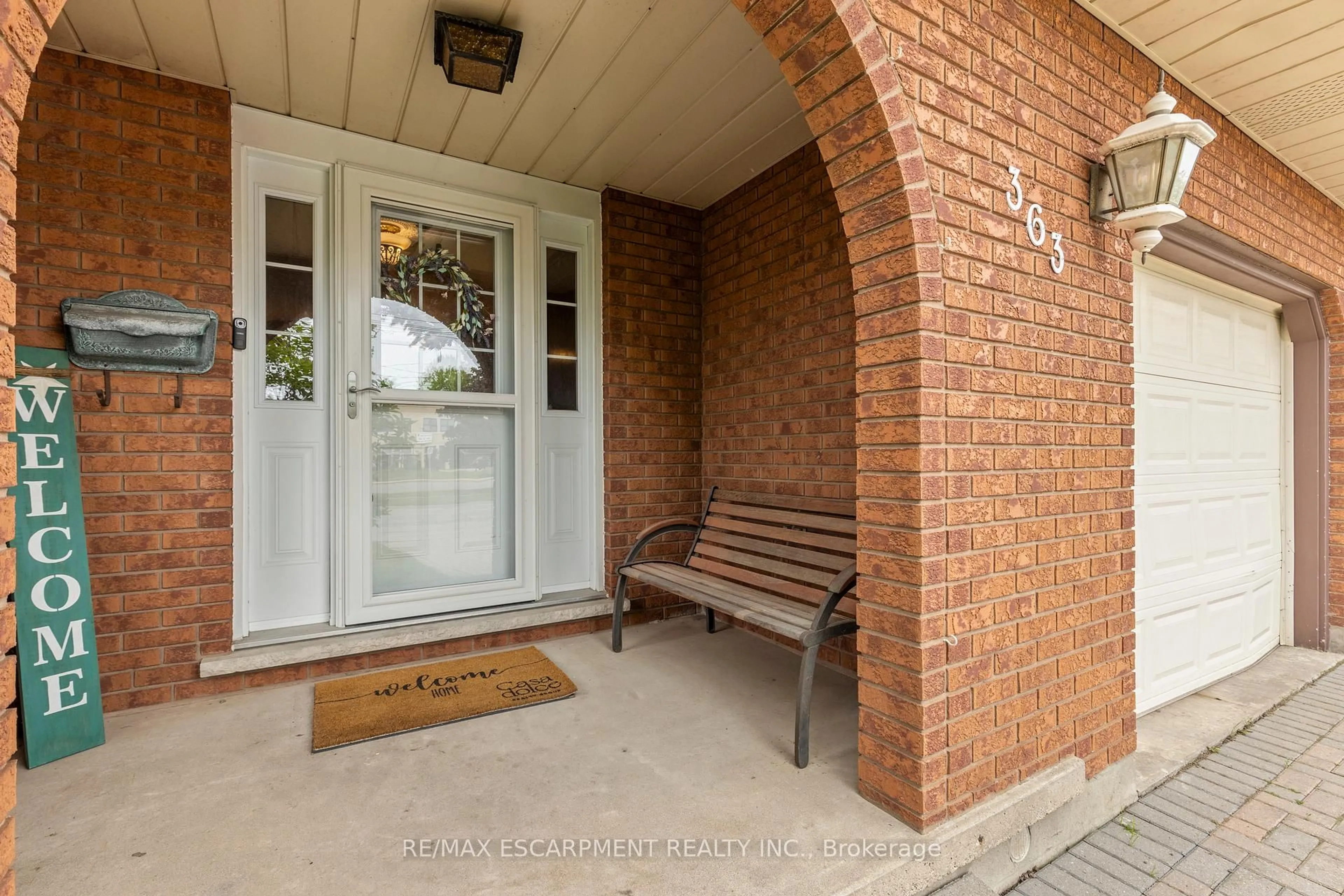 Indoor entryway for 363 Fitch St, Welland Ontario L3C 4W7