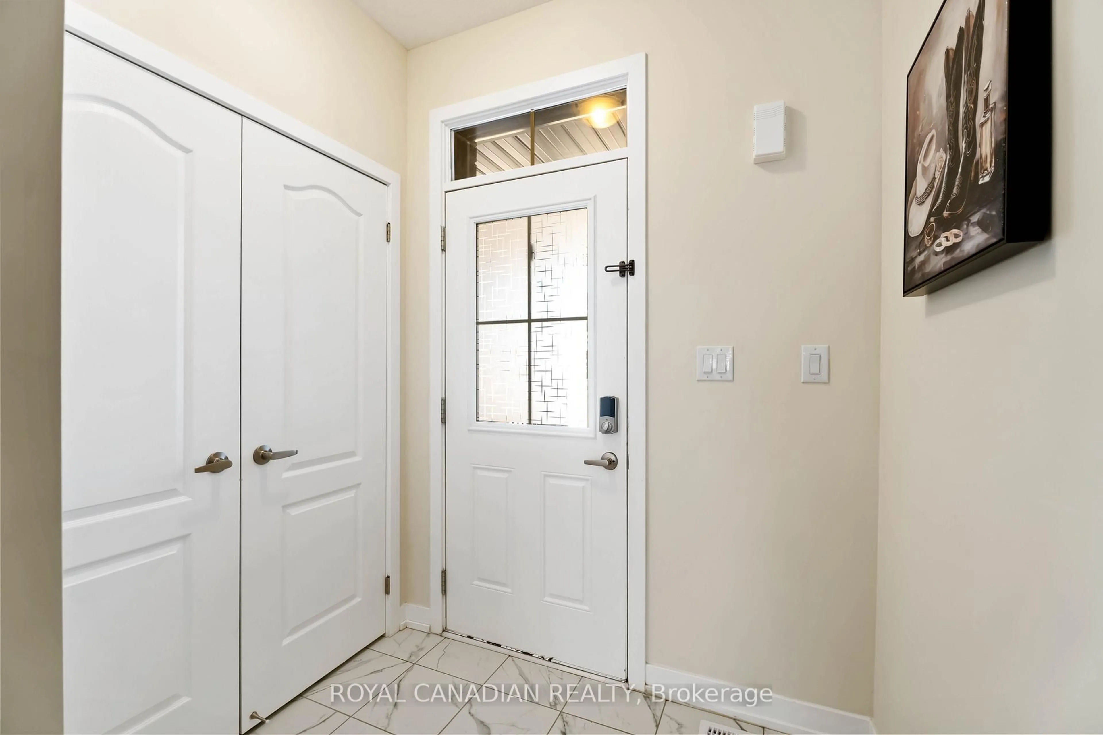 Indoor entryway for 10 Lemon Ave, Thorold Ontario L0S 1K0