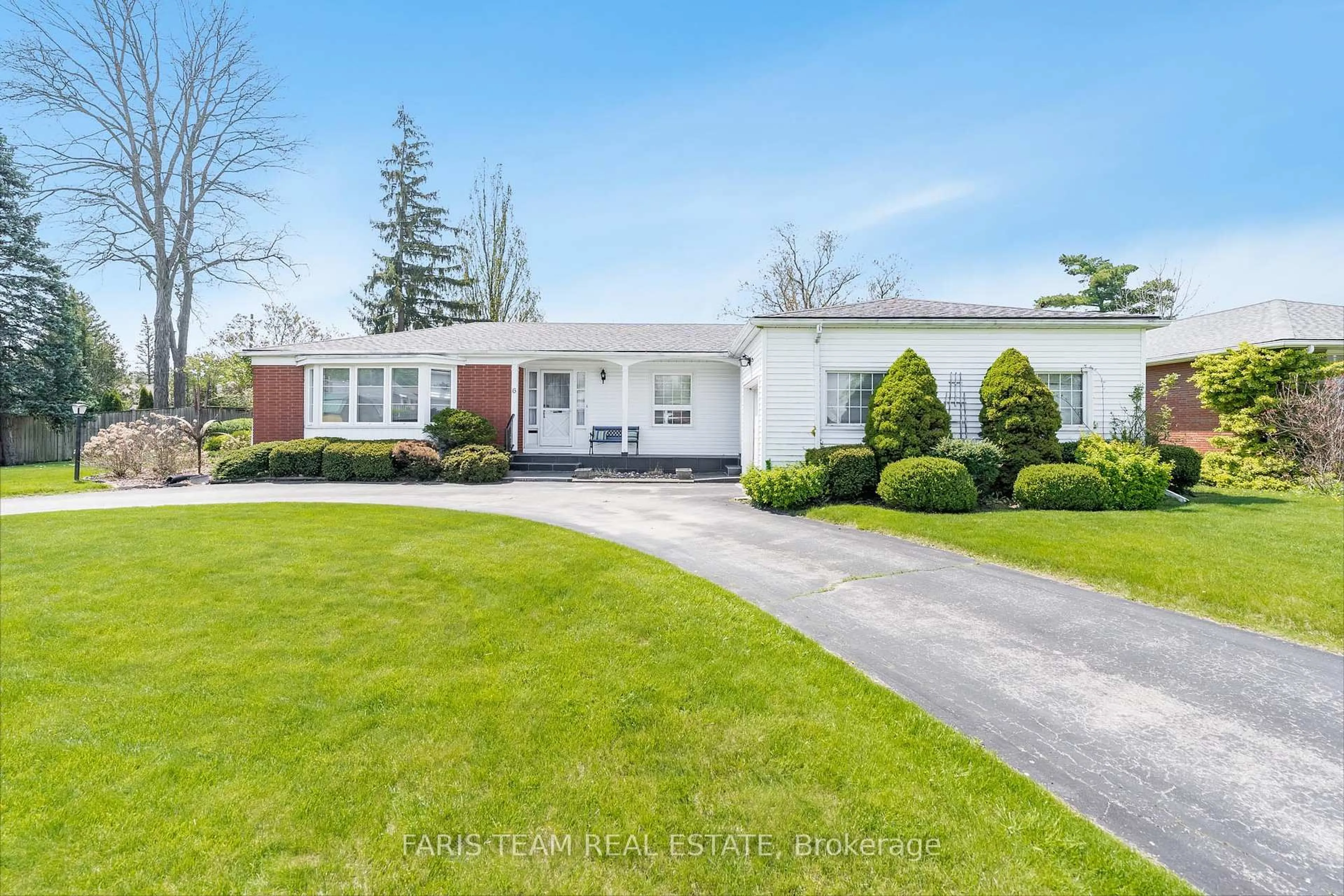 Home with vinyl exterior material, street for 6 Glendale Dr, Welland Ontario L3C 4Y6