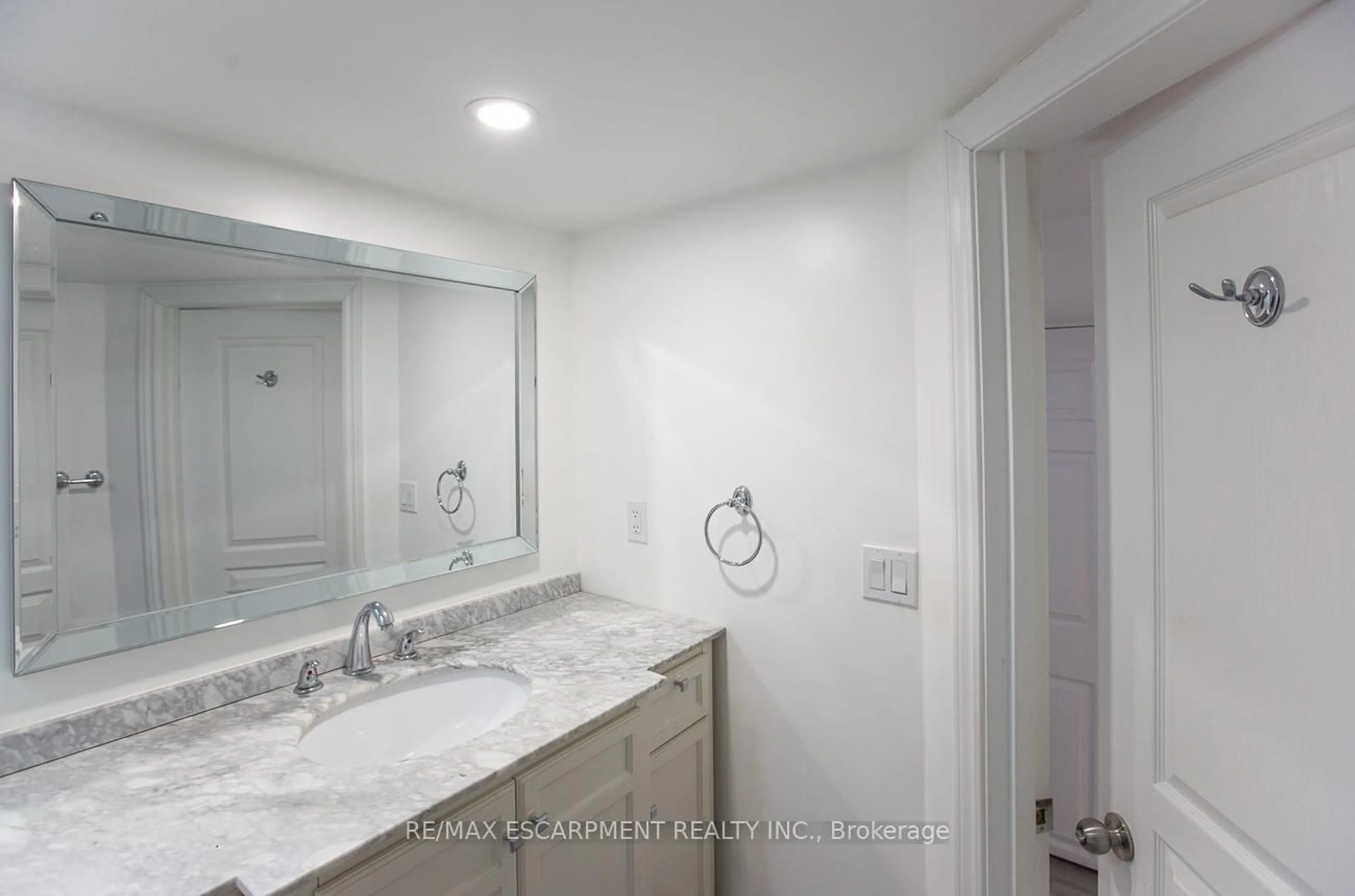 Standard bathroom, ceramic/tile floor for 346 Hughson St, Hamilton Ontario L8L 4N1