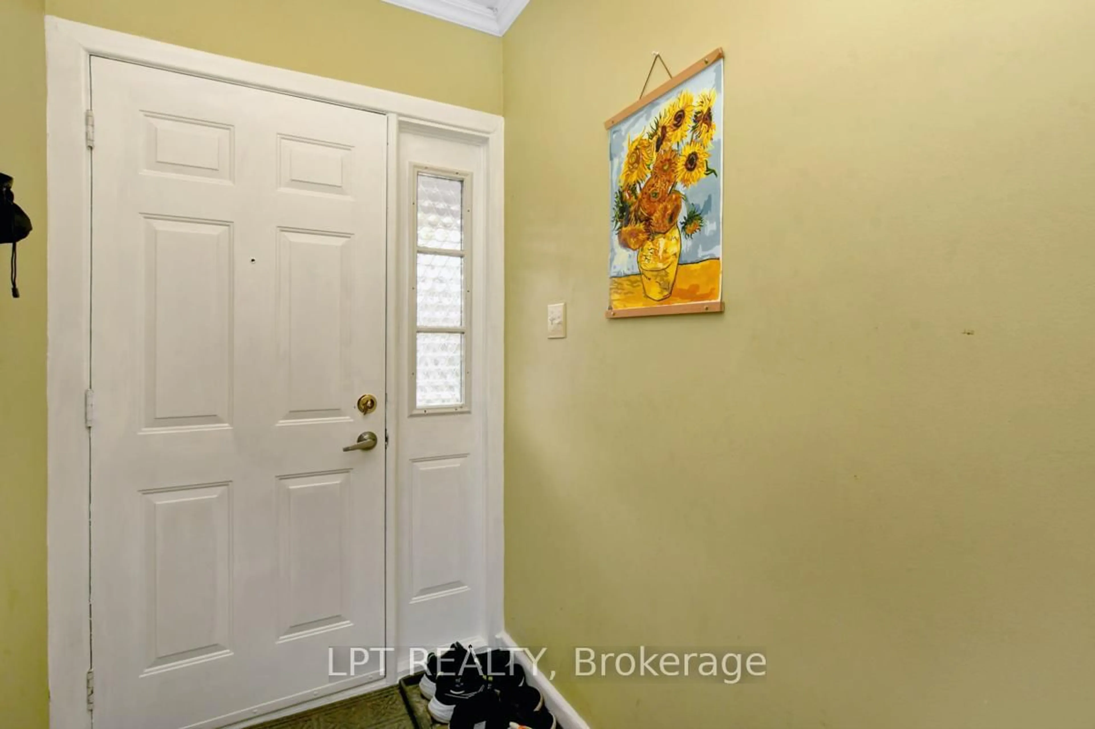 Indoor entryway for 261 Holmwood Ave, Ottawa Ontario K1S 2P8