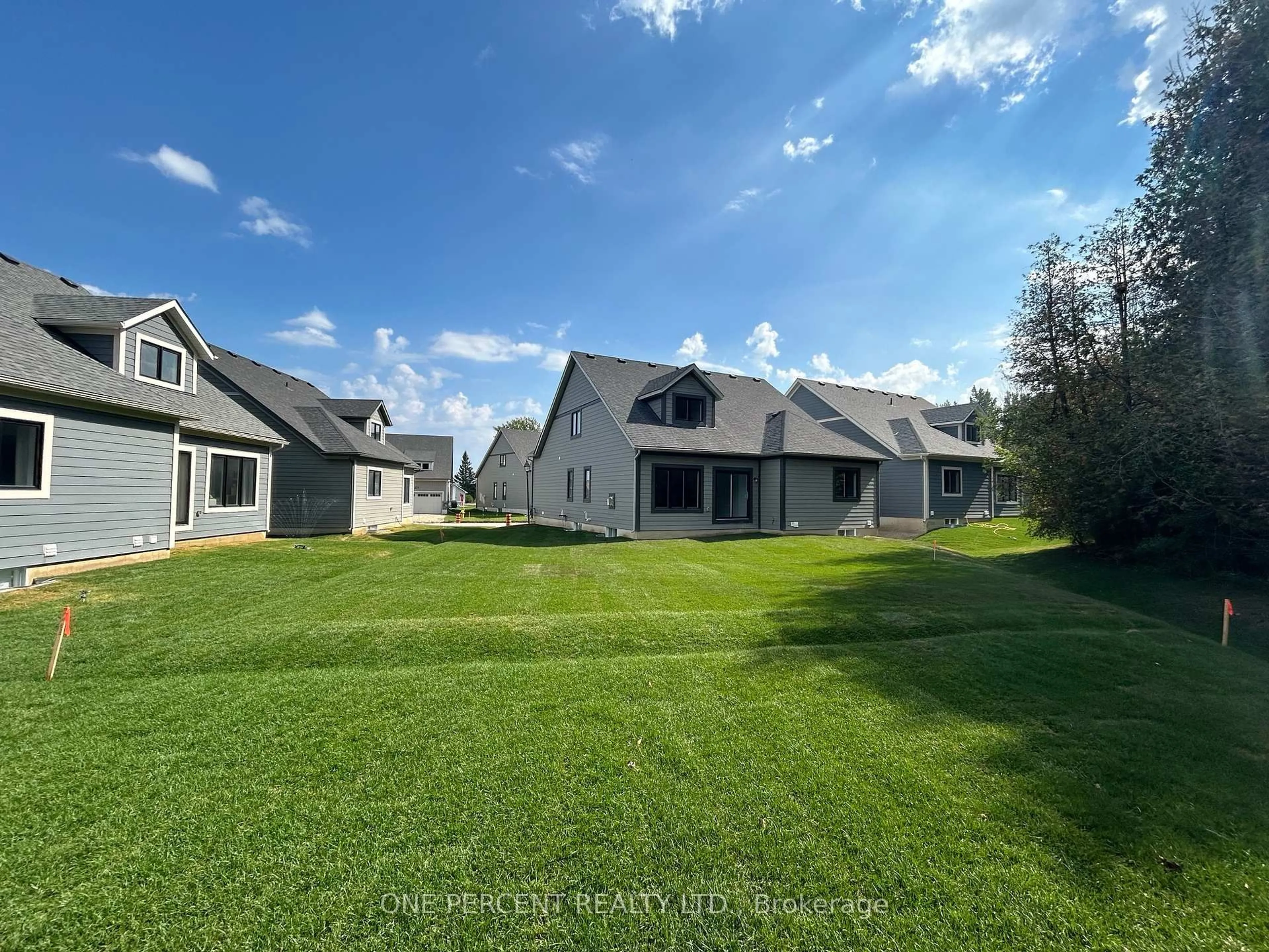 A pic from outside/outdoor area/front of a property/back of a property/a pic from drone, unknown for 122 Beacon Dr, Blue Mountains Ontario N0H 2P0