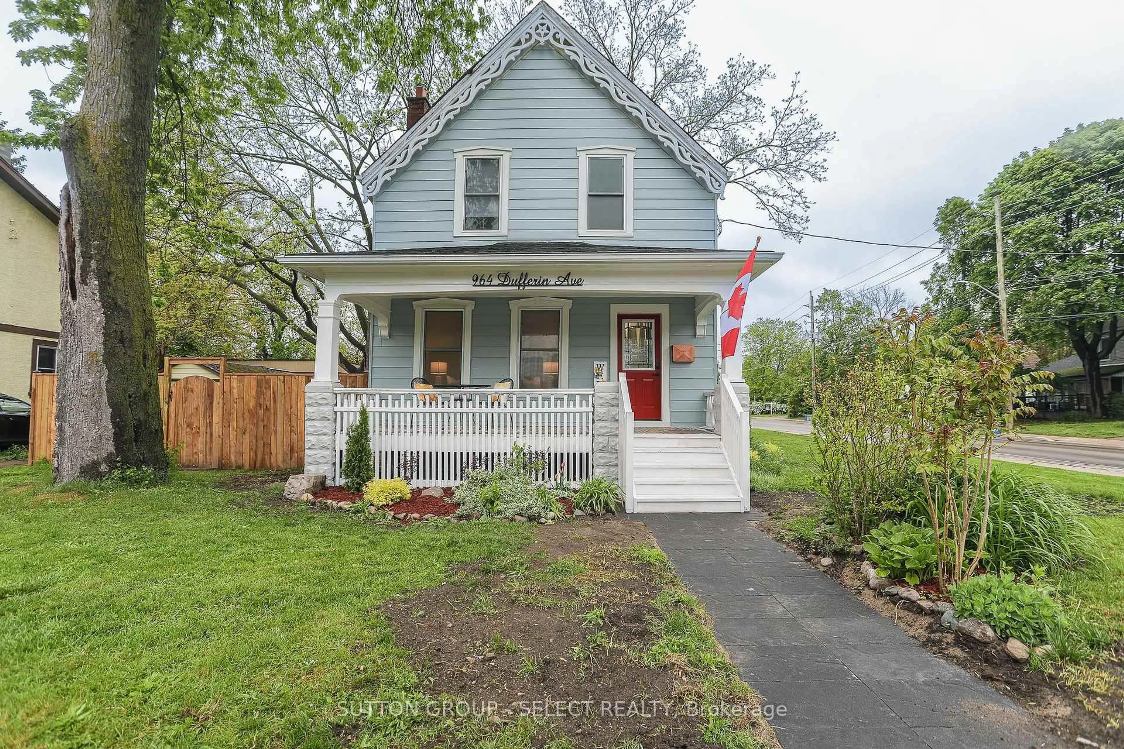 Home with vinyl exterior material, street for 964 Dufferin Ave, London East Ontario N5W 3K2