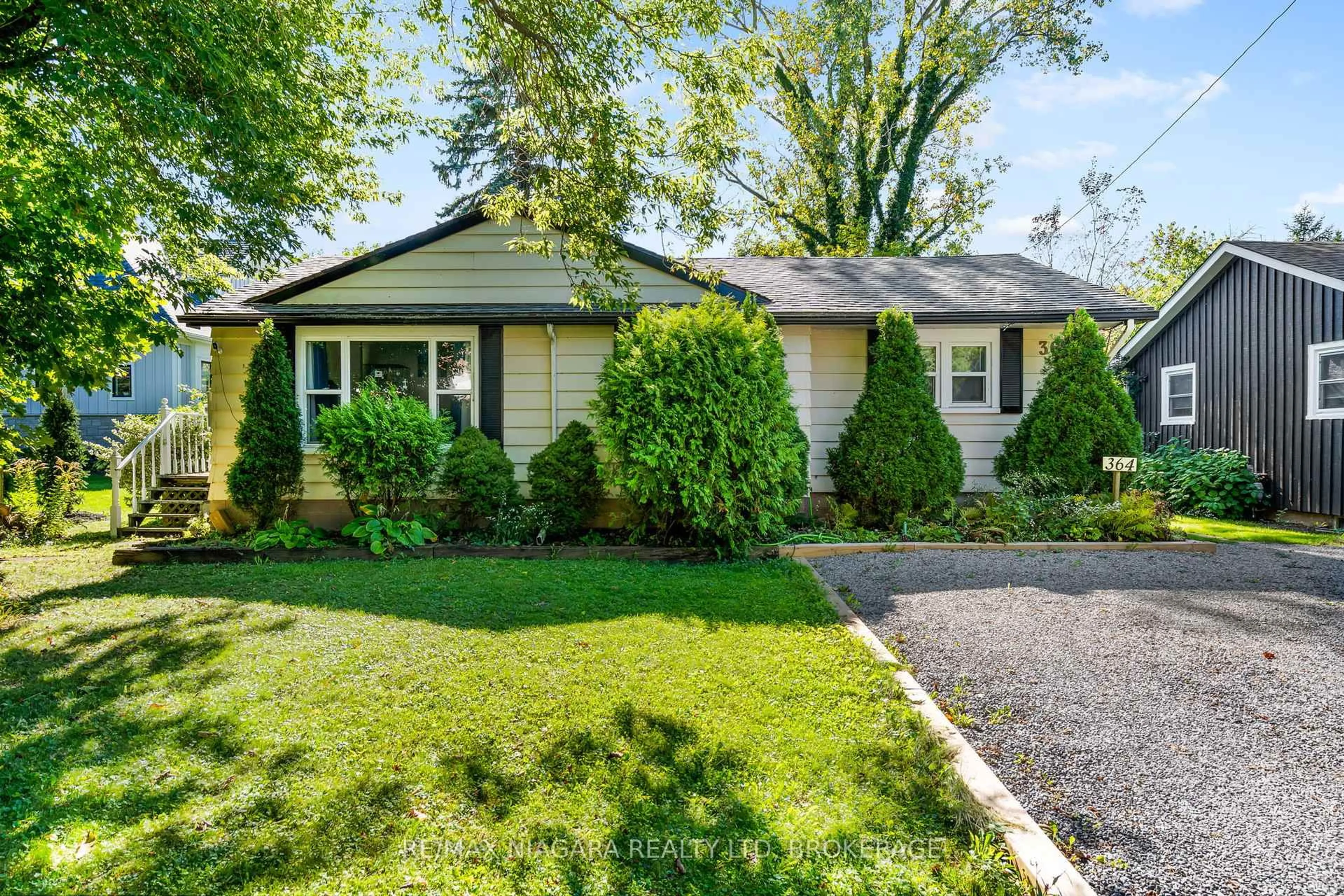 Home with vinyl exterior material, street for 364 William St, Niagara-on-the-Lake Ontario L0S 1J0