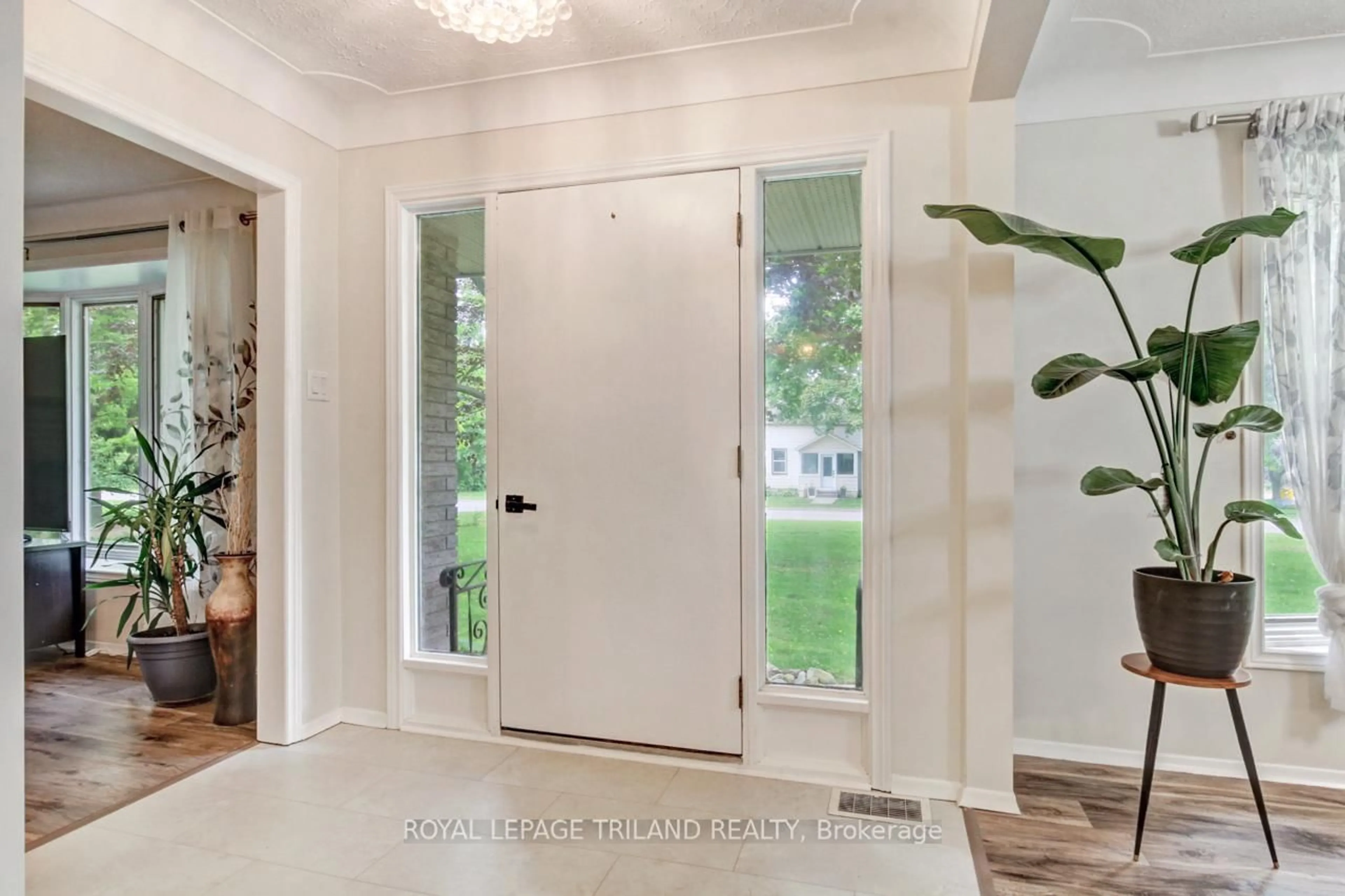 Indoor entryway for 9460 Currie Rd, Dutton/Dunwich Ontario N0L 2M0