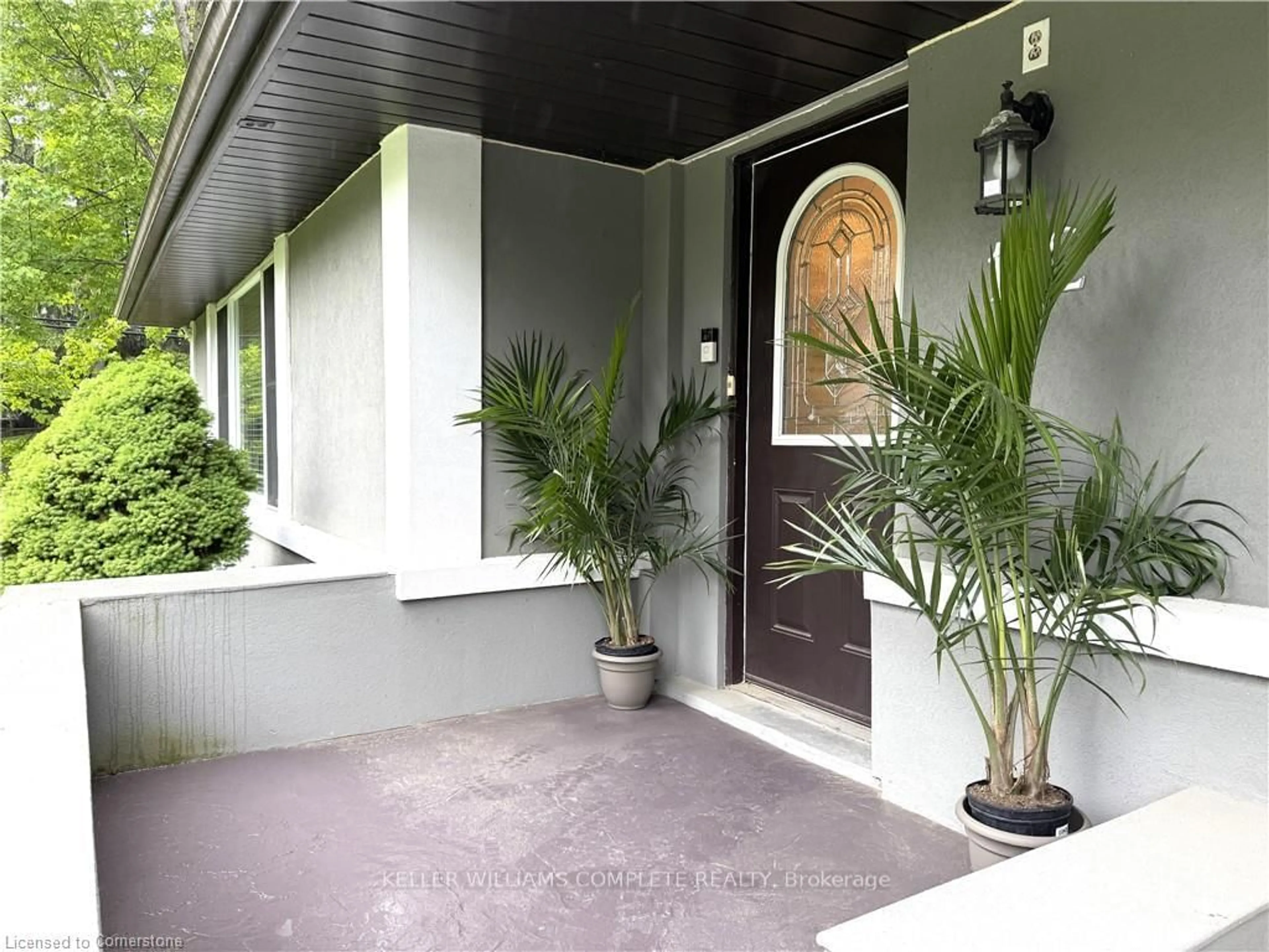 Indoor entryway for 112 Sulphur Springs Rd, Hamilton Ontario L9G 1M1