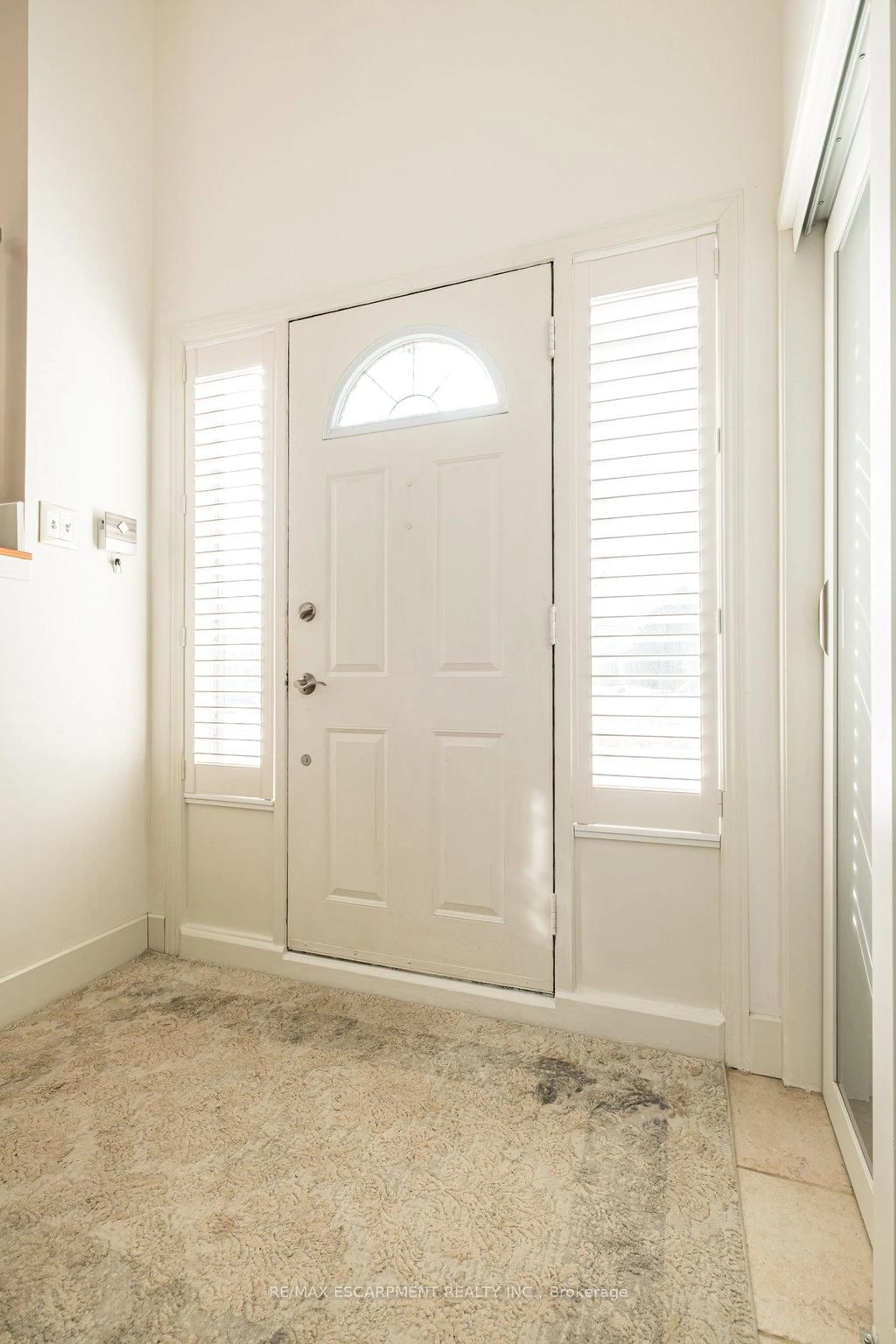 Indoor entryway for 3799 19th St, Lincoln Ontario L0R 1S0